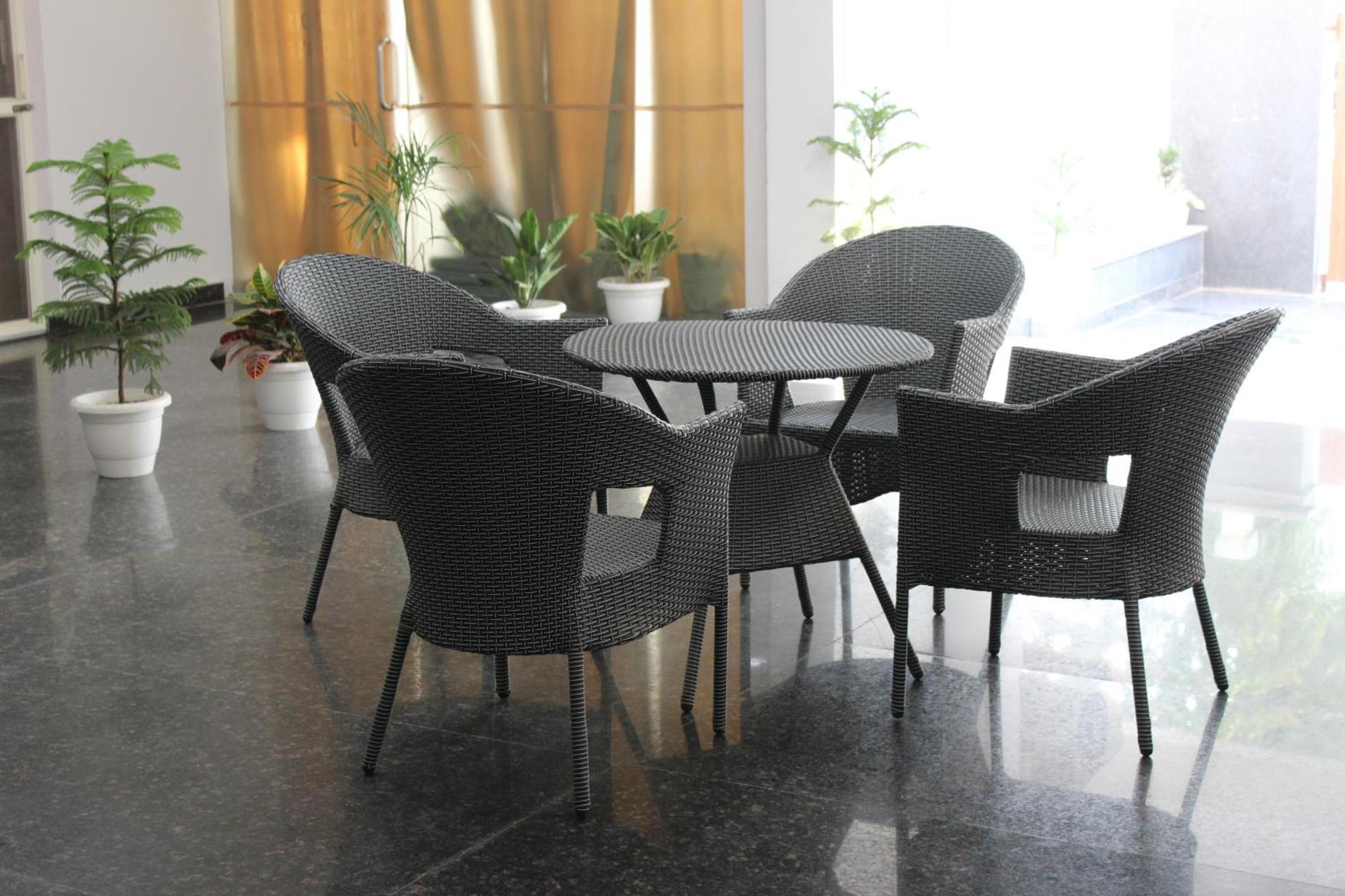 Aura Luxury I Couple Friendly I Near Golf Course Road, Sector 57, 4*