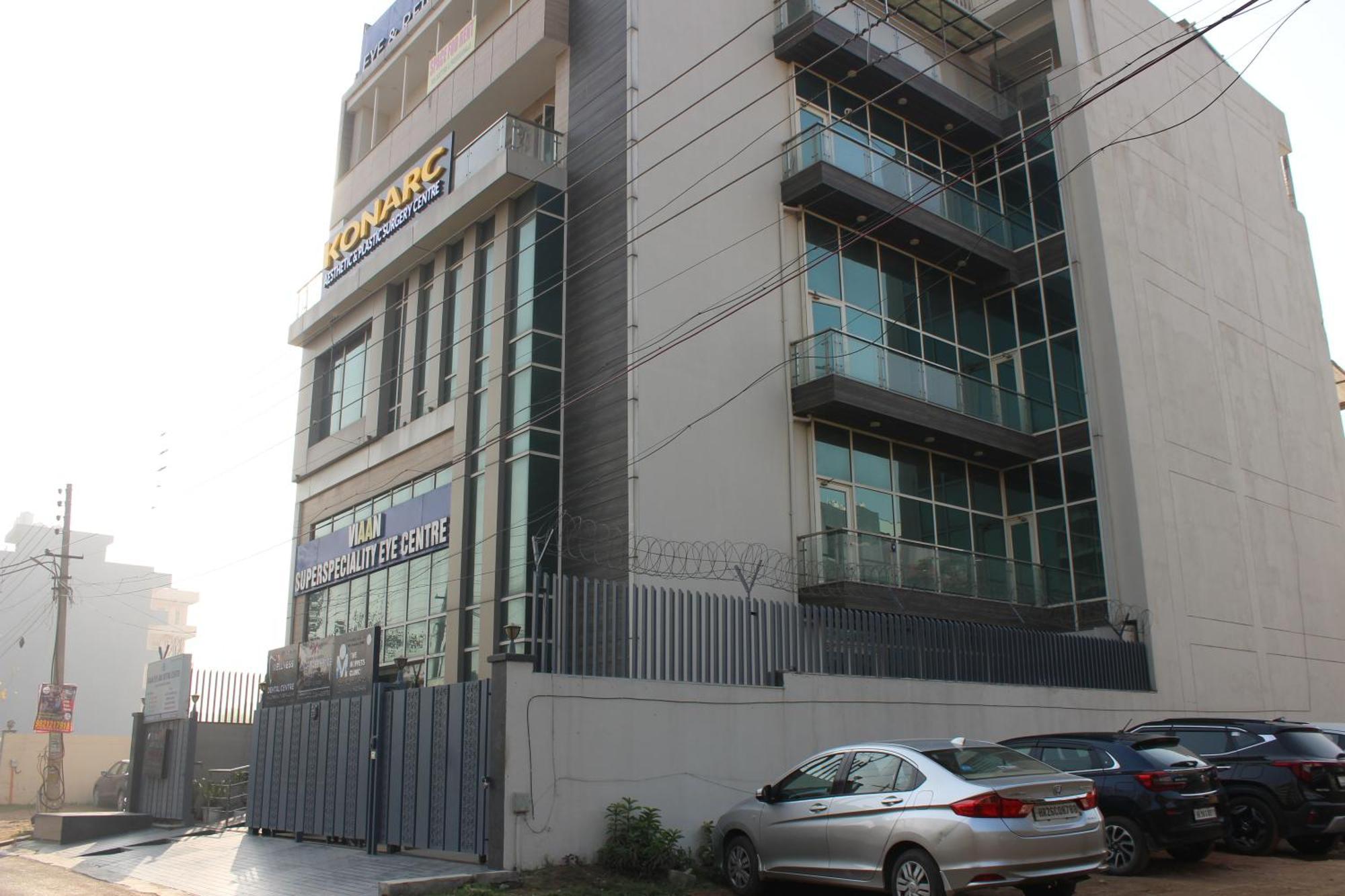 Aura Luxury I Couple Friendly I Near Golf Course Road, Sector 57,