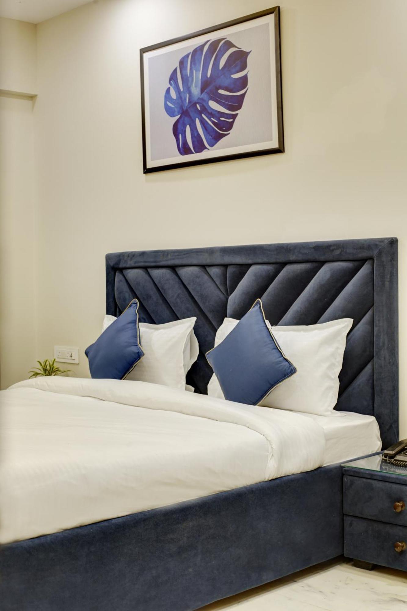 Flxho Quad - Luxury Dlf Cyber Apartment *