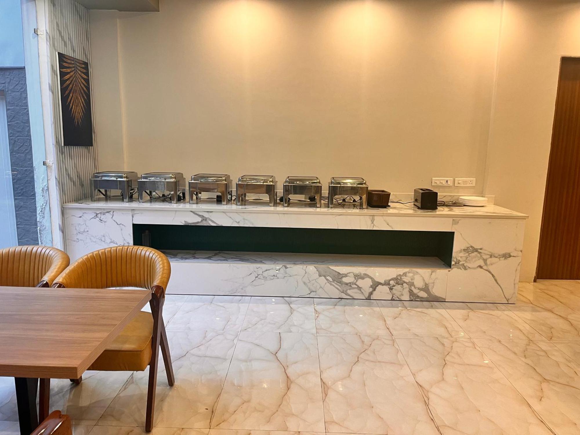Hotel Flock I Golf Course Road Near Dlf Phase 1 Metro Station I 3*