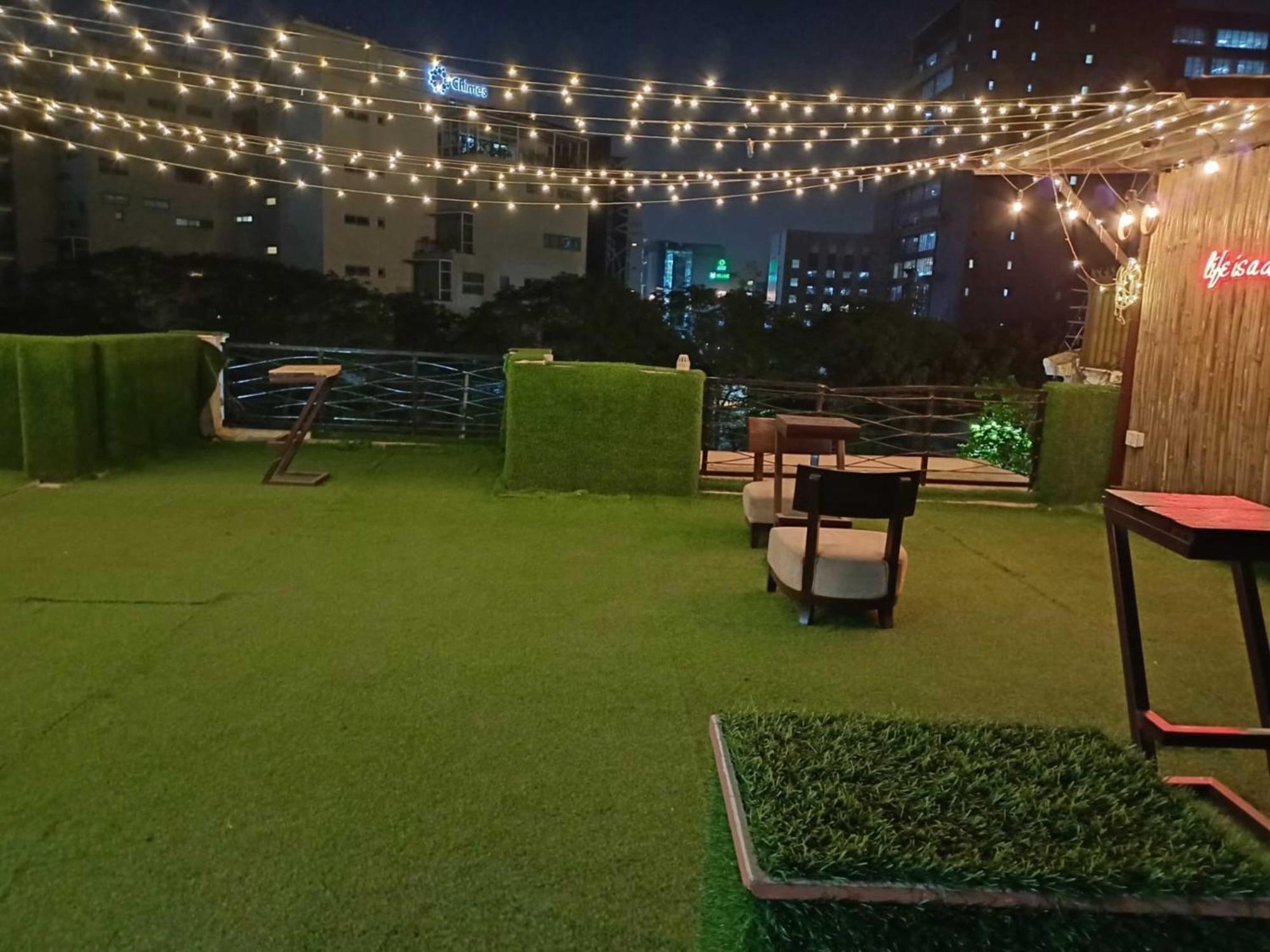 Hotel Roomshala 063 Cloud 29- Near Ramadaa Gurgaon