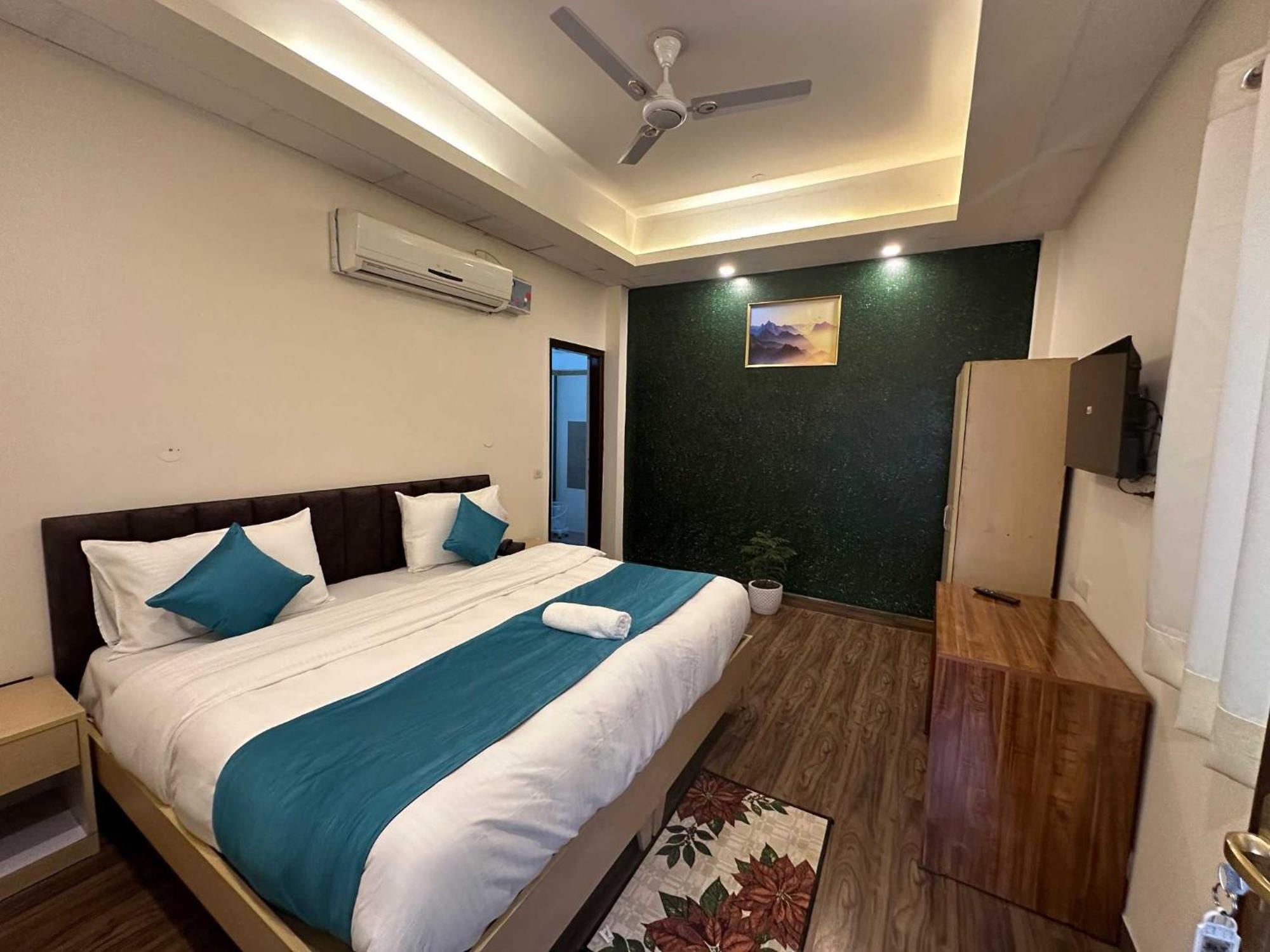 Collection O Royal Spark Gurgaon