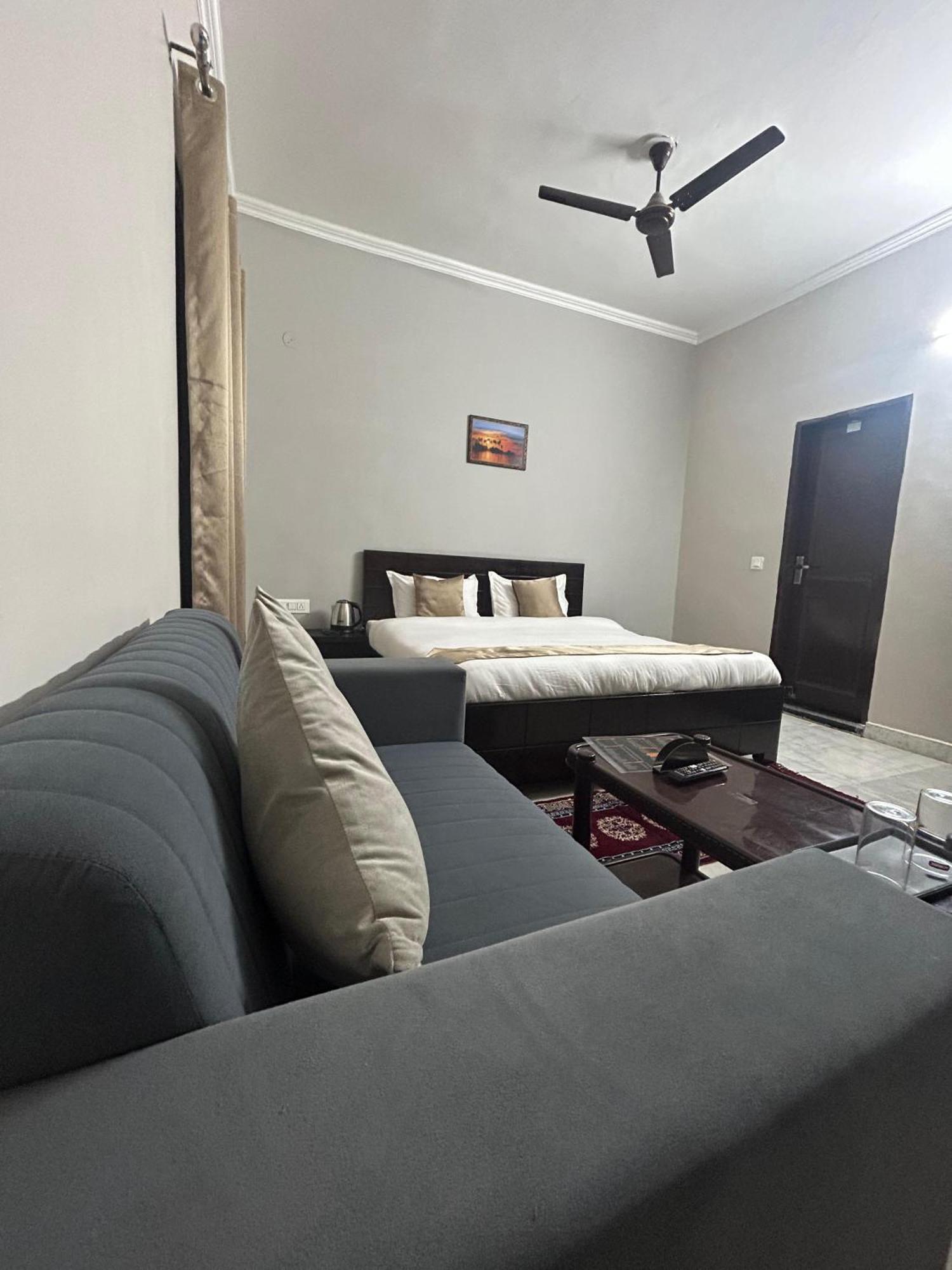 Raj Residency Hotel 3*