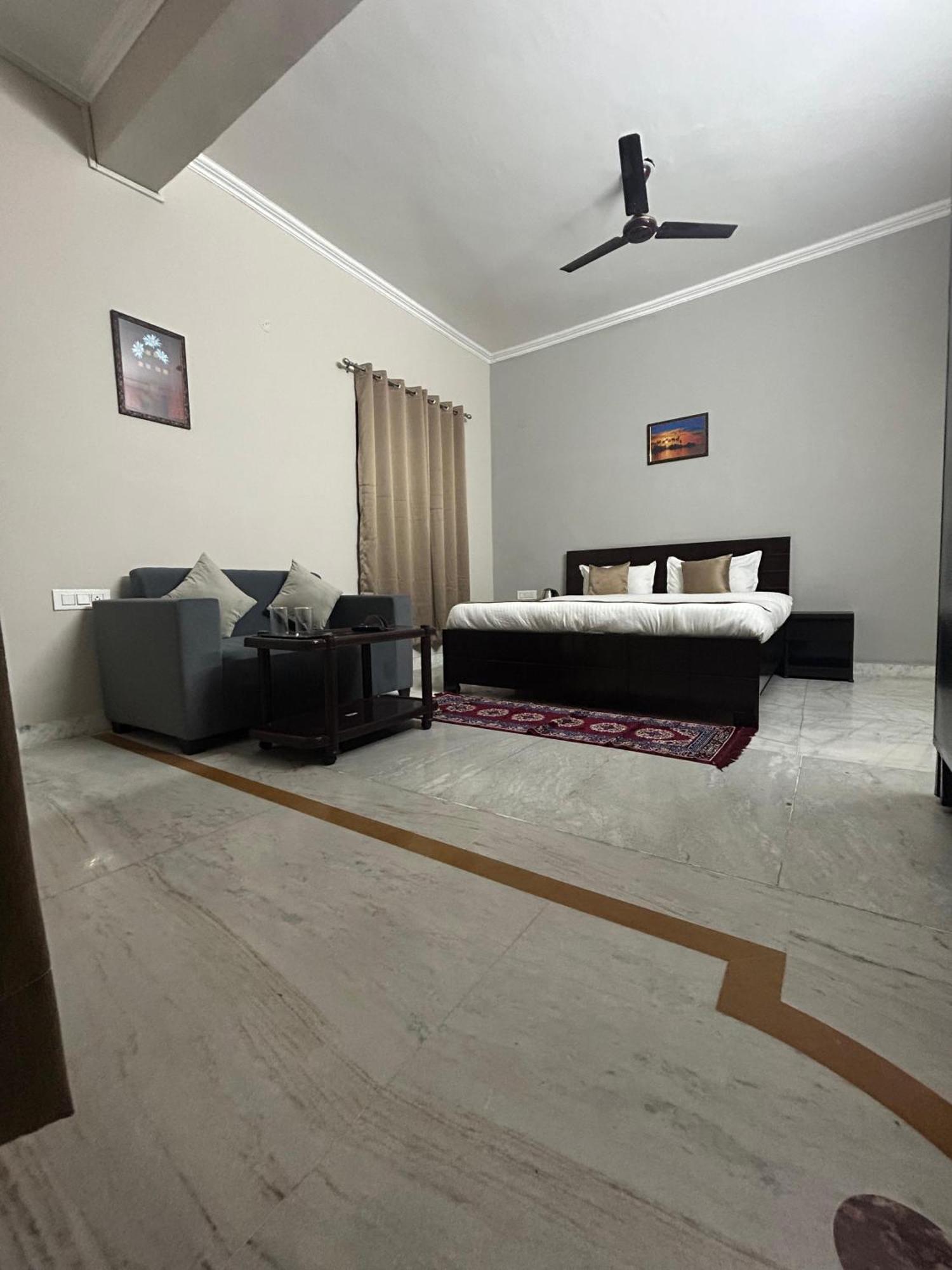 Hotel Raj Residency 3*