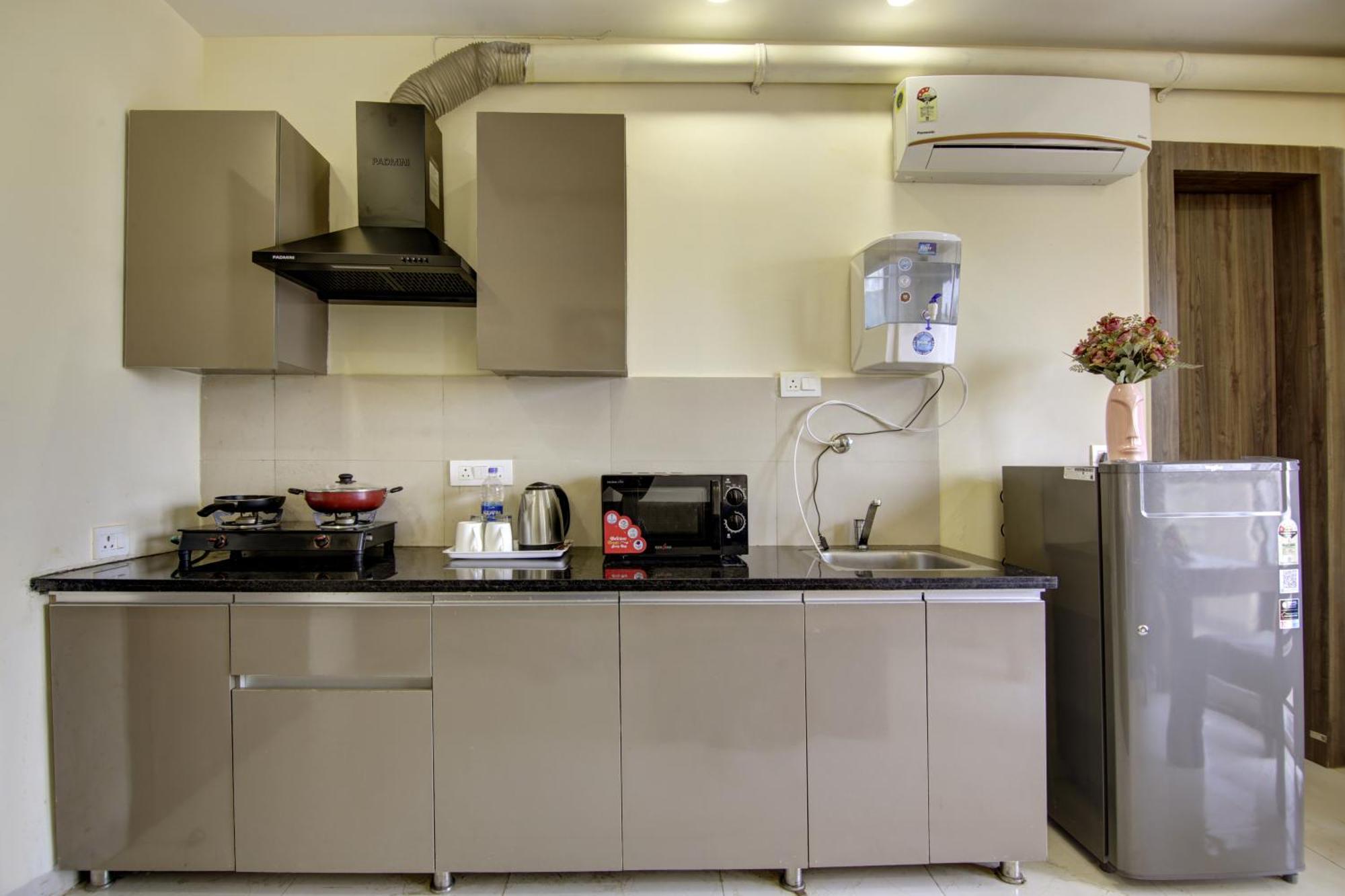 Limewood Stay-gold 1 Bhk Artemis Hospital Apartment *