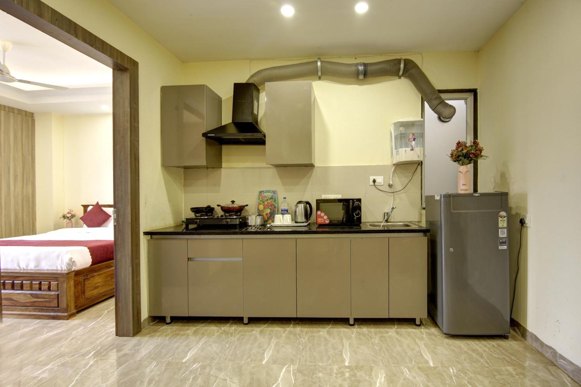 Limewood Stay-gold 1 Bhk Artemis Hospital Apartment *