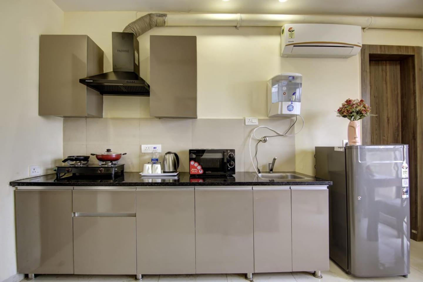 Limewood Stay-gold 1 Bhk Artemis Hospital Apartment