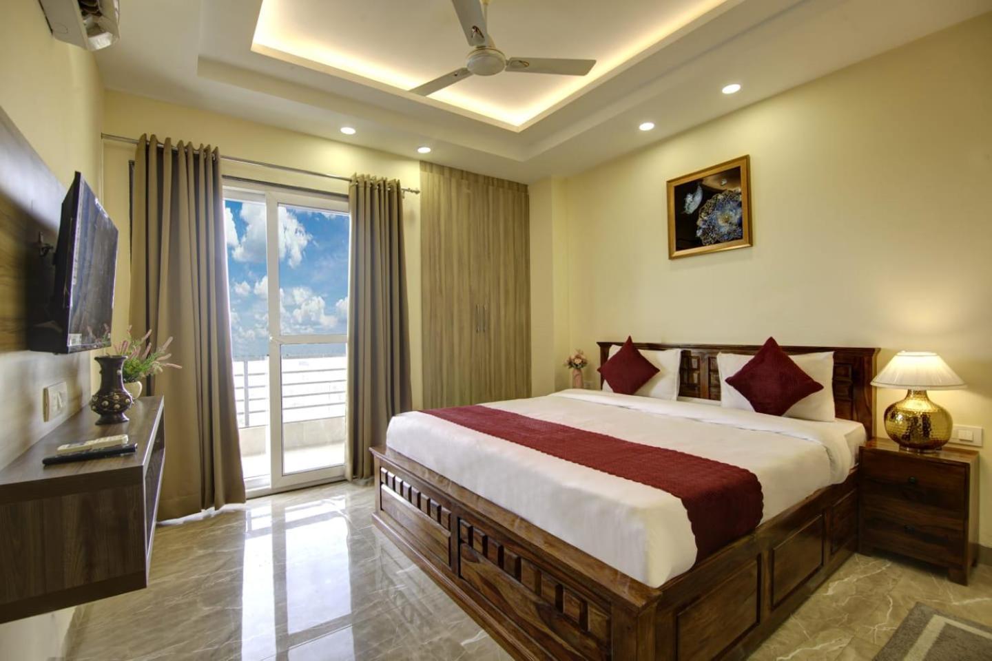 Limewood Stay-gold 1 Bhk Artemis Hospital Apartment *