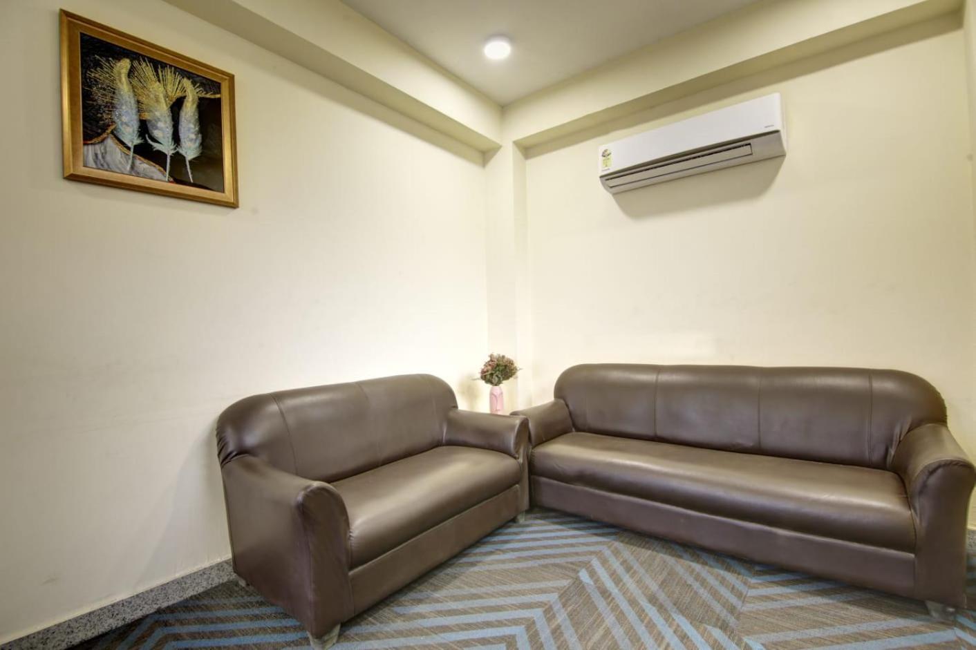 Limewood Stay-gold 1 Bhk Artemis Hospital Apartment