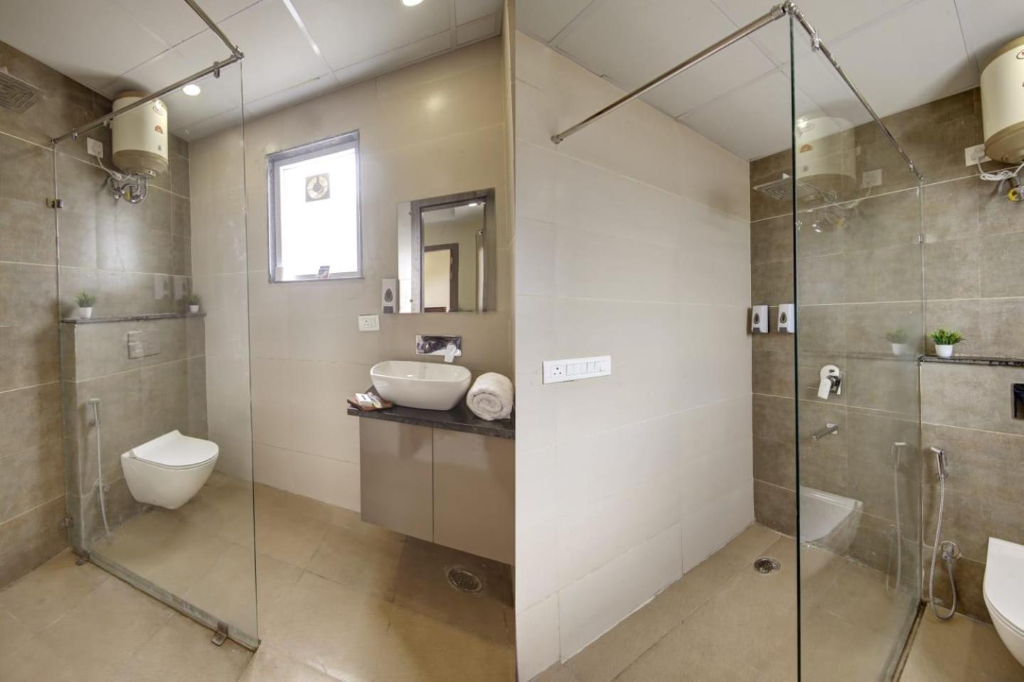Limewood Stay-gold 1 Bhk Artemis Hospital Apartment *