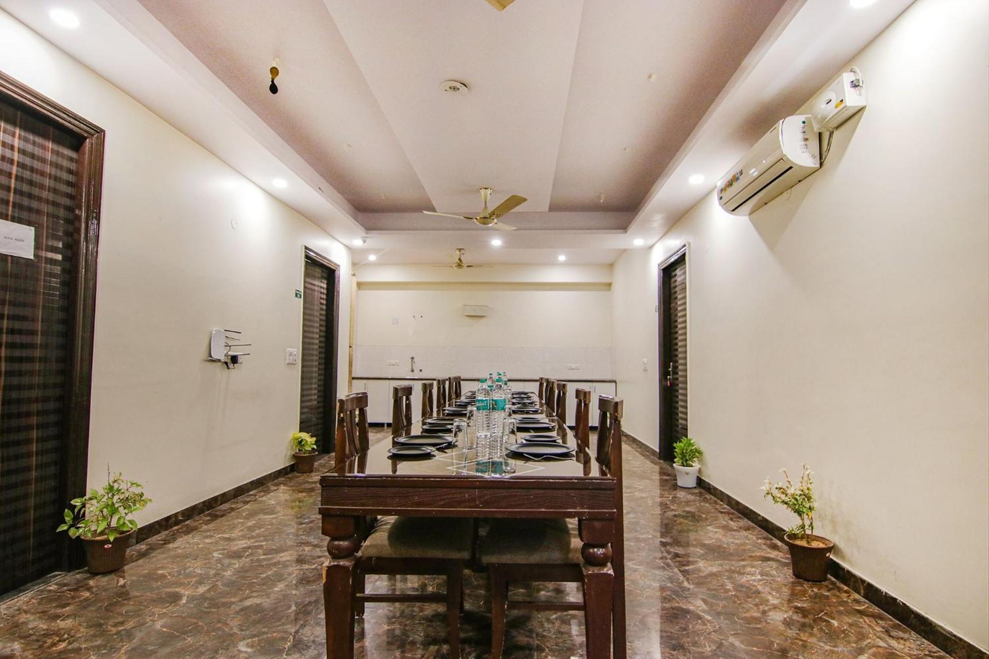 Homefort - Sector 45 Near Cyber Park & Artemis Hospital Hotel 4*