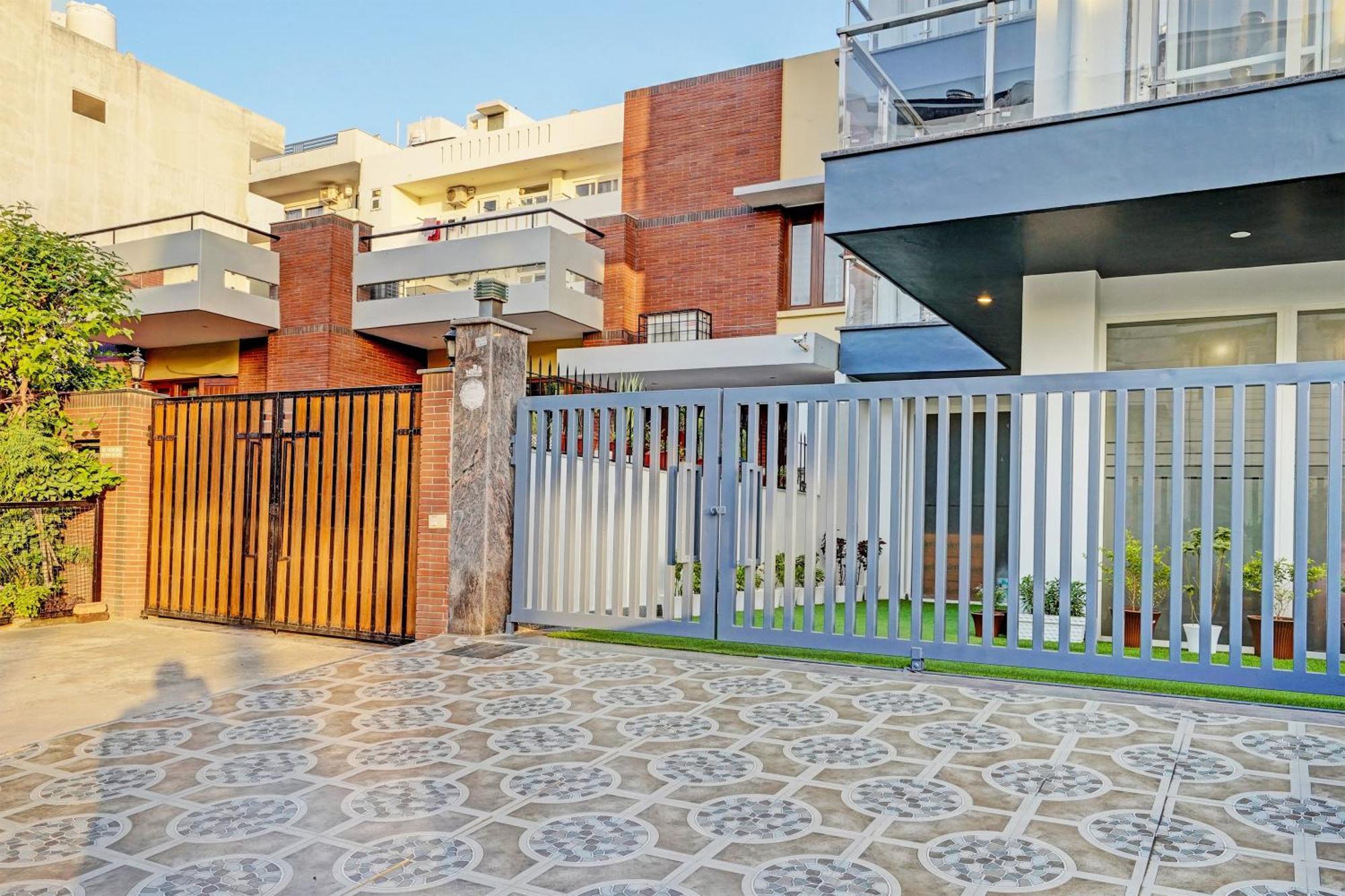 Homefort - Sector 45 Near Cyber Park & Artemis Hospital Hotel 4*