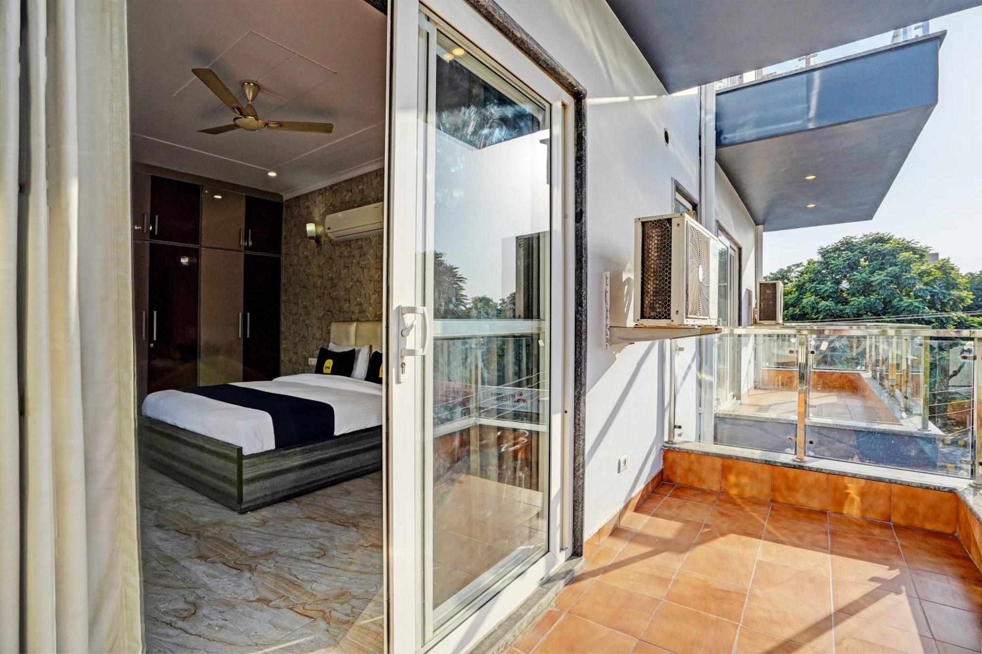 Homefort - Sector 45 Near Cyber Park & Artemis Hospital Hotel 4*