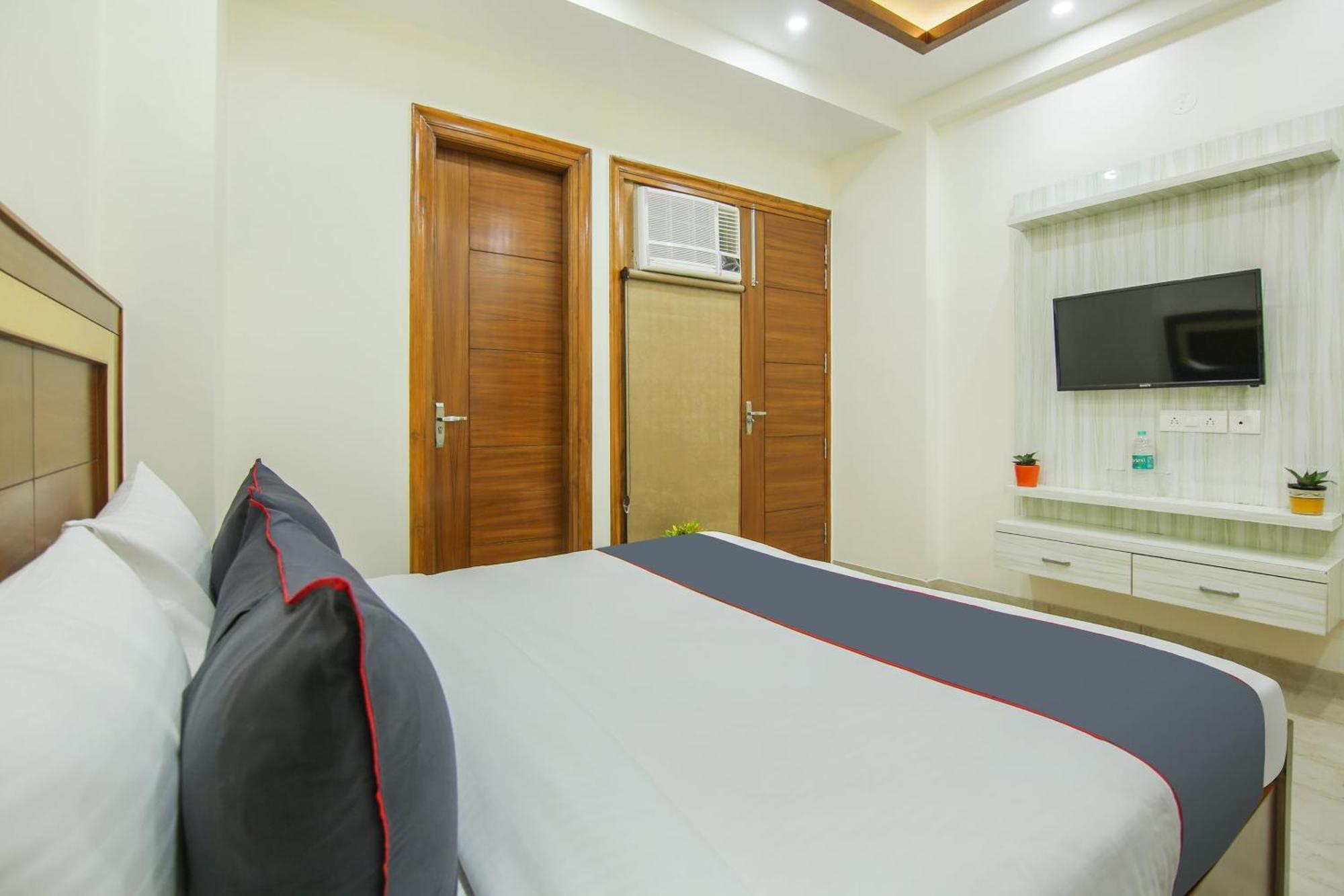 Super Collection O Corporate Near Omaxe Celebration Mall 4*