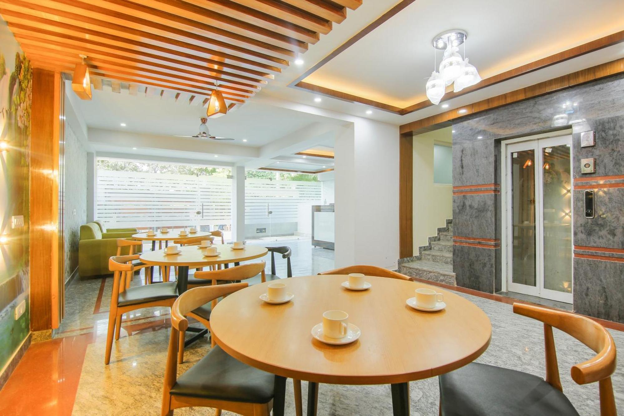 Hotel Super Collection O Corporate Near Omaxe Celebration Mall Gurgaon