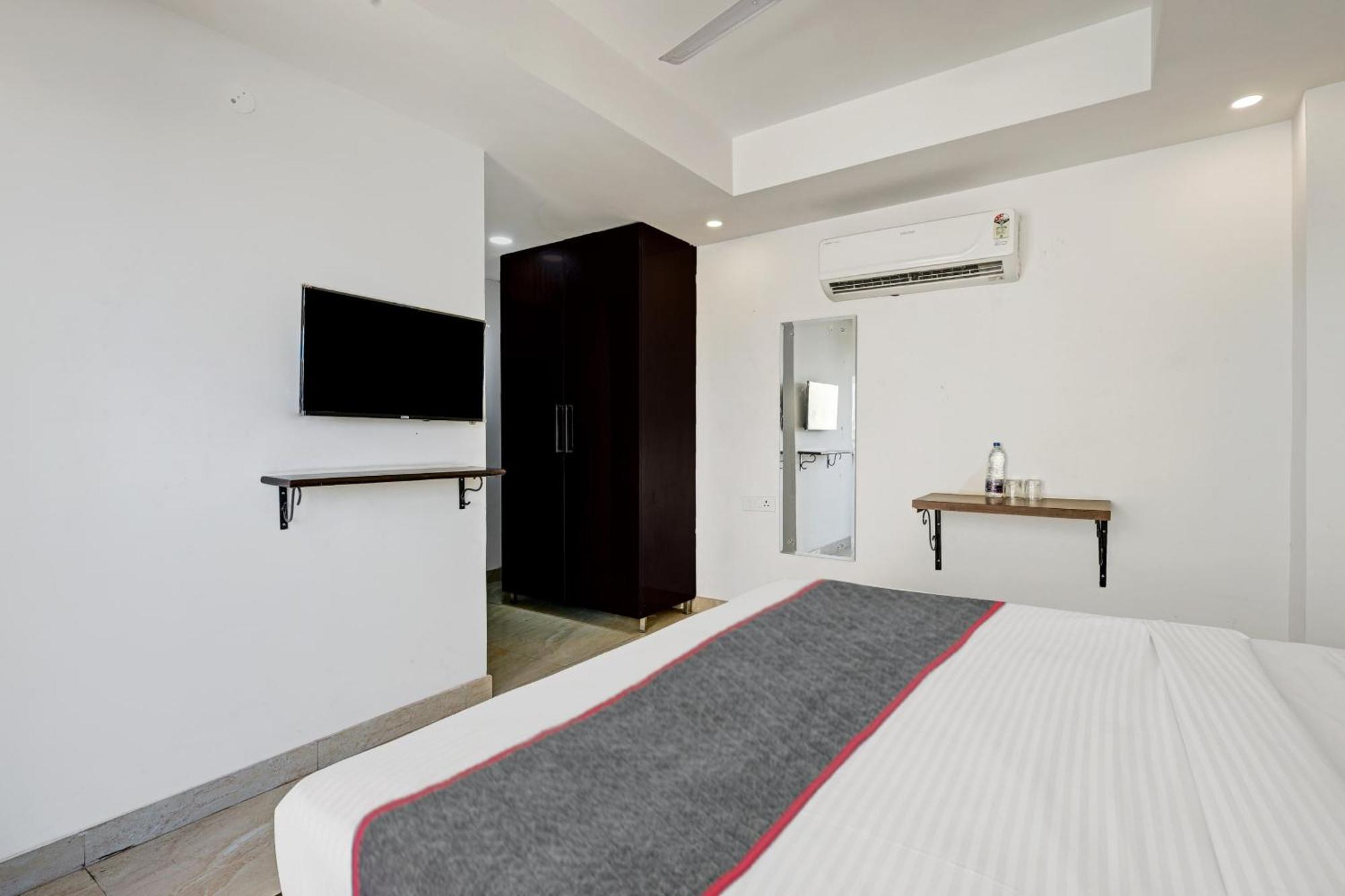 Hotel Super Townhouse Tipsyy Near Bestech Square Mall