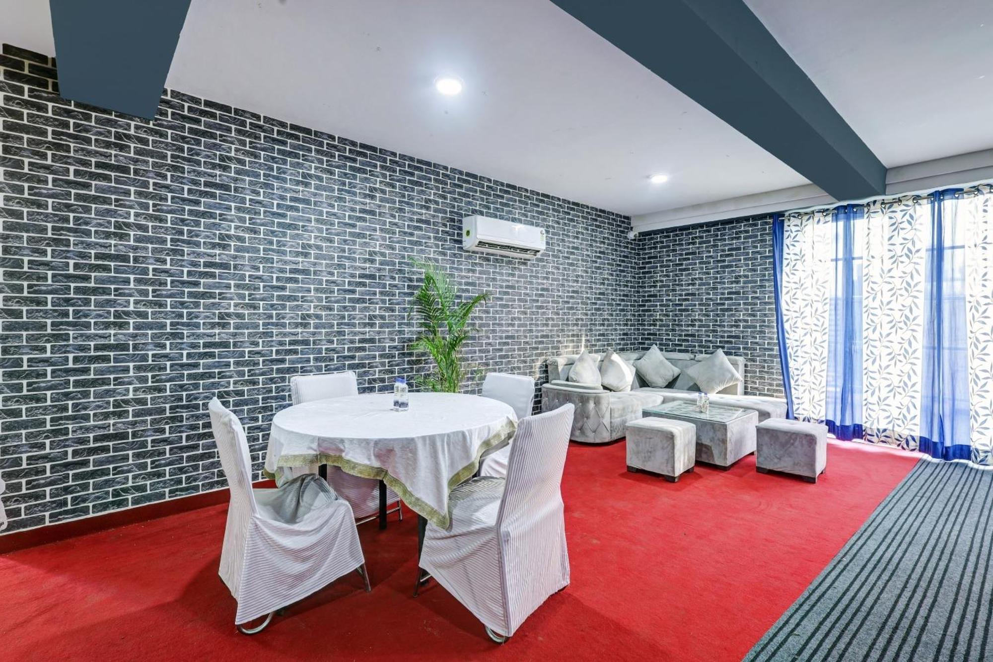 Super Townhouse Tipsyy Near Bestech Square Mall 4*