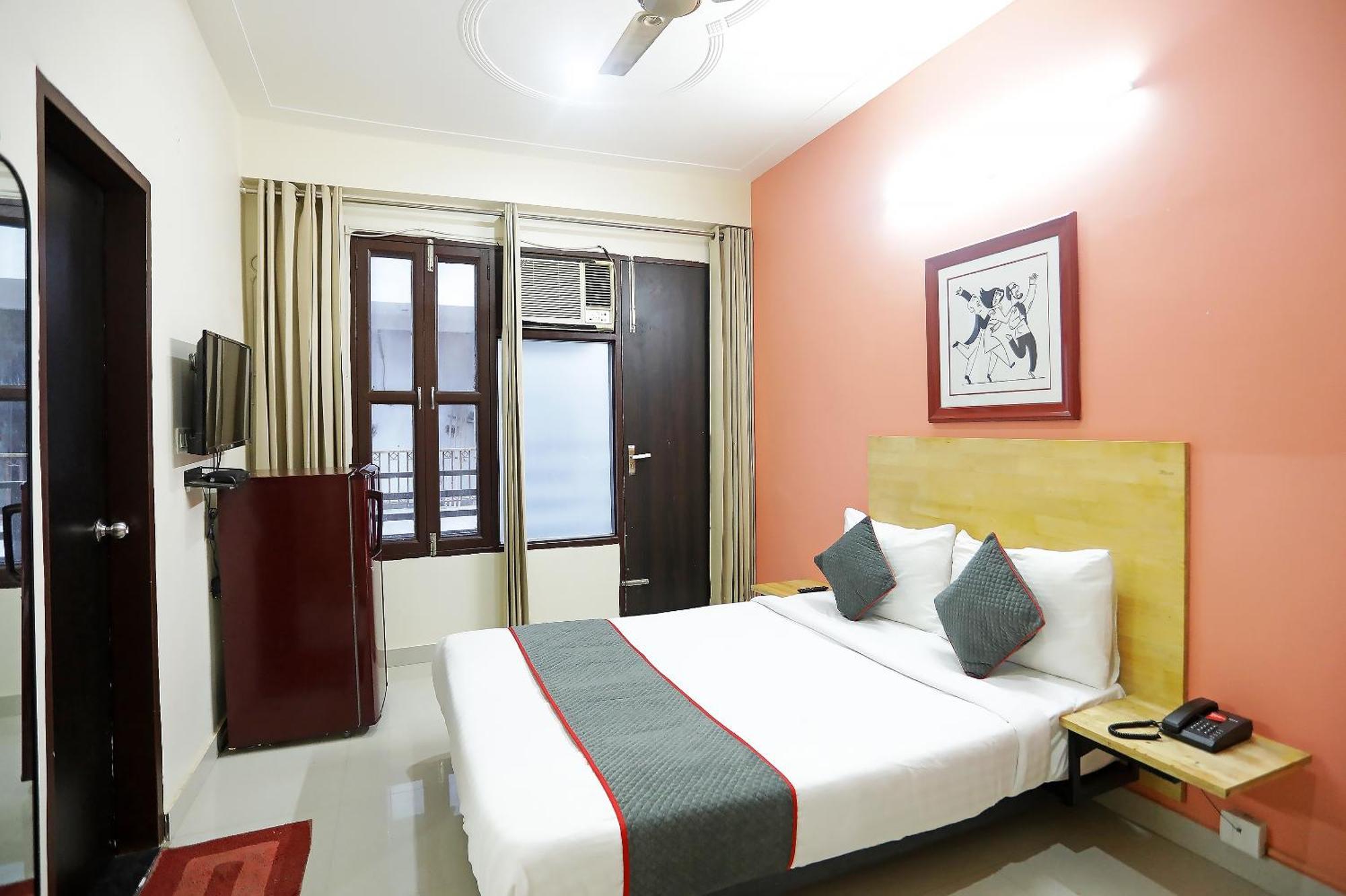 Super Townhouse Cloud Bay, Near Genpact, Sector-69, Hotel
