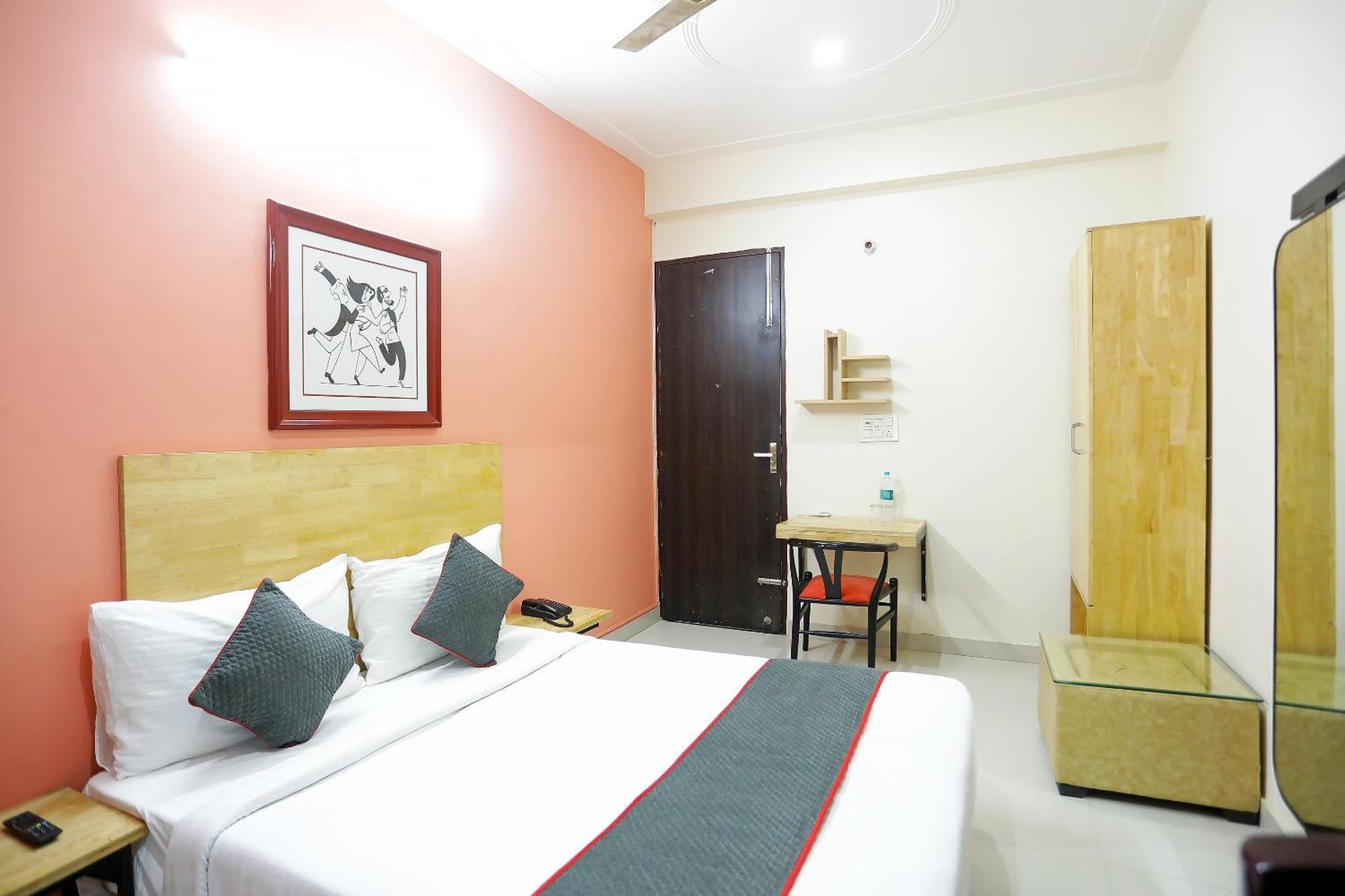 Super Townhouse Cloud Bay, Near Genpact, Sector-69, 4* Gurgaon