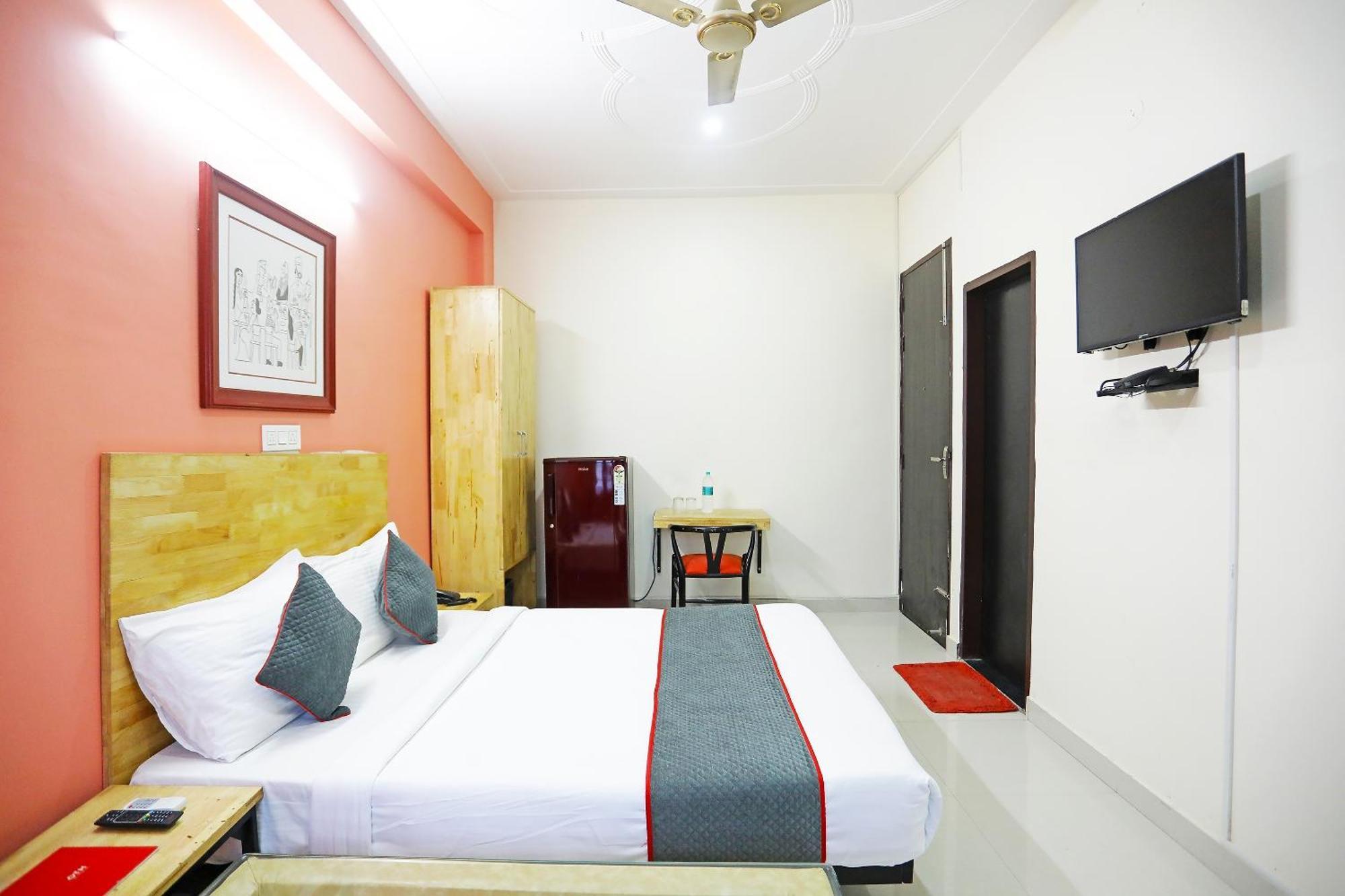 Hotel Super Townhouse Cloud Bay, Near Genpact, Sector-69, Gurgaon