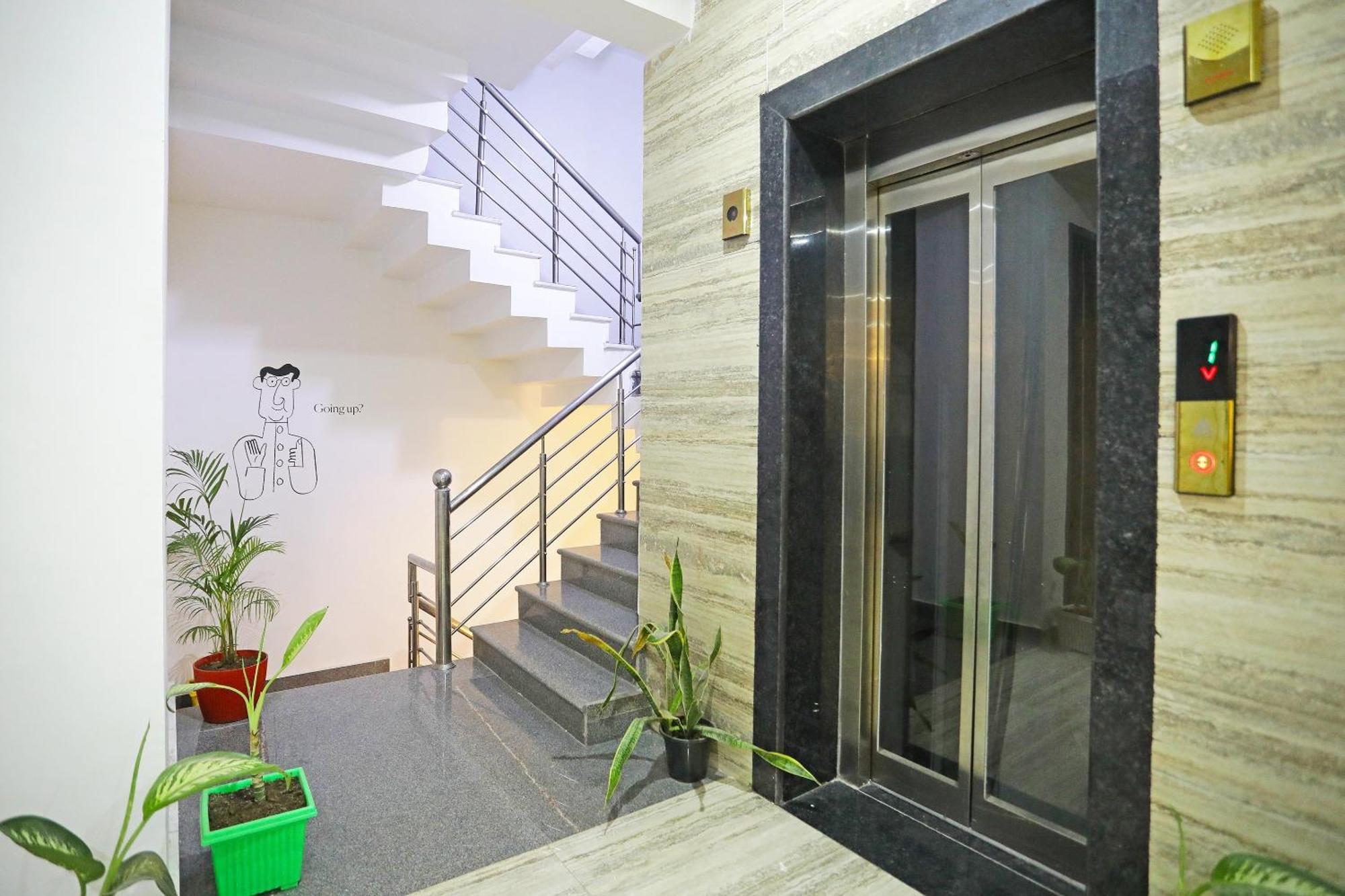 Super Townhouse Cloud Bay, Near Genpact, Sector-69, Hotel
