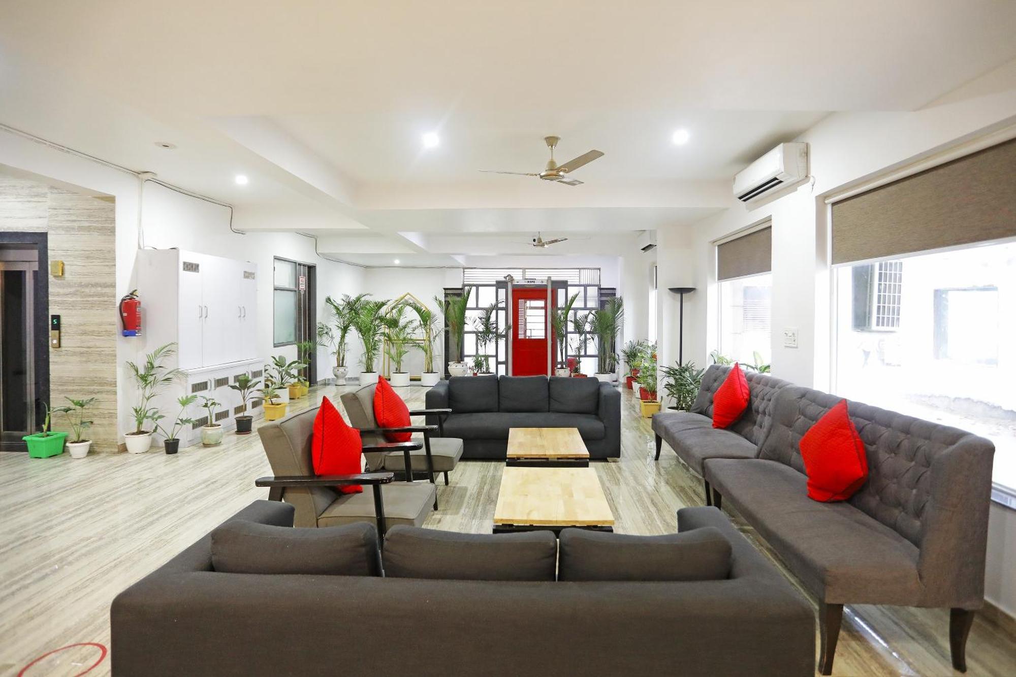 Super Townhouse Cloud Bay, Near Genpact, Sector-69, Hotel Gurgaon