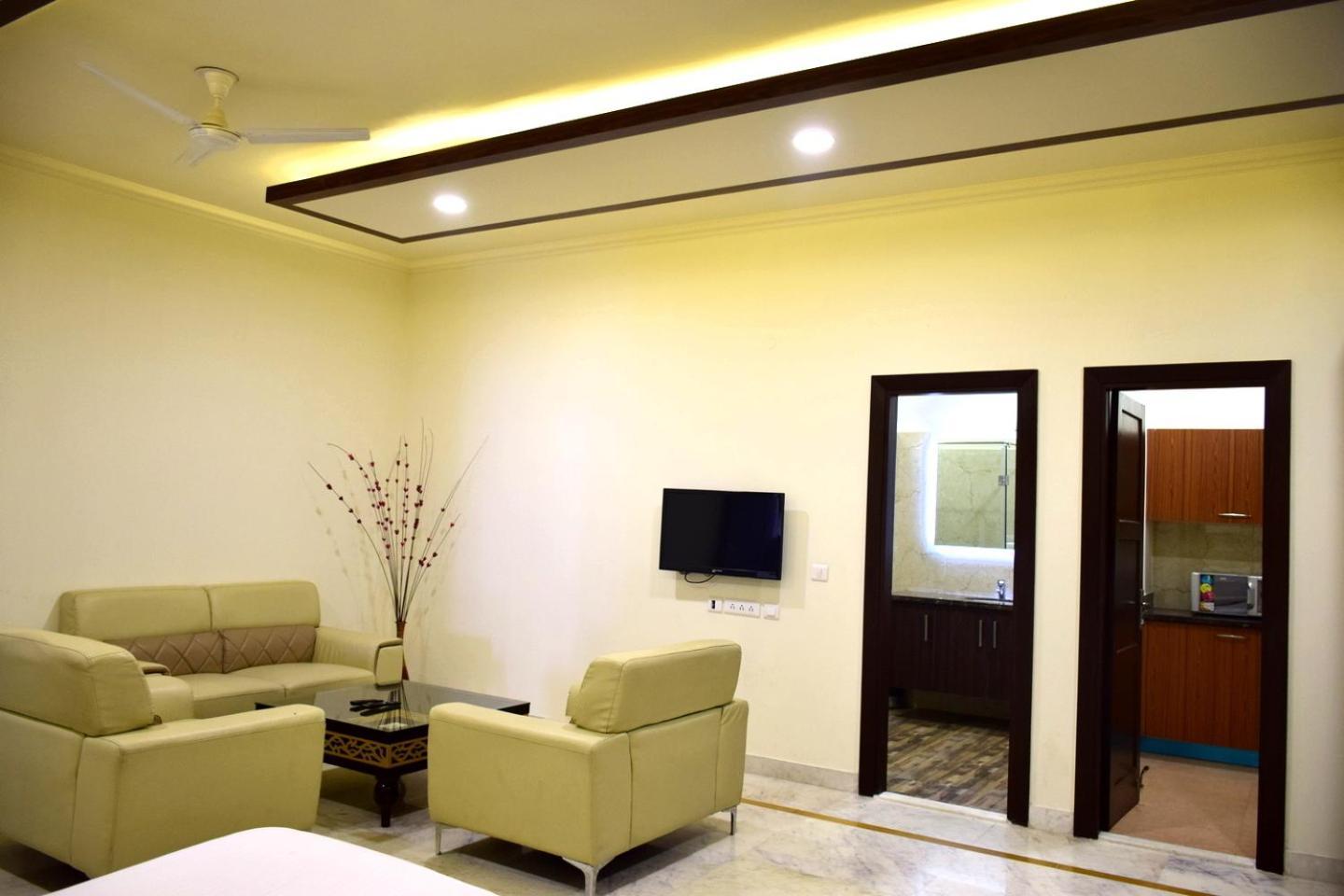 Apartment When In - Artemis Hospital 1 Min Walk, Fortis & Medanta 4 Mins Drive *