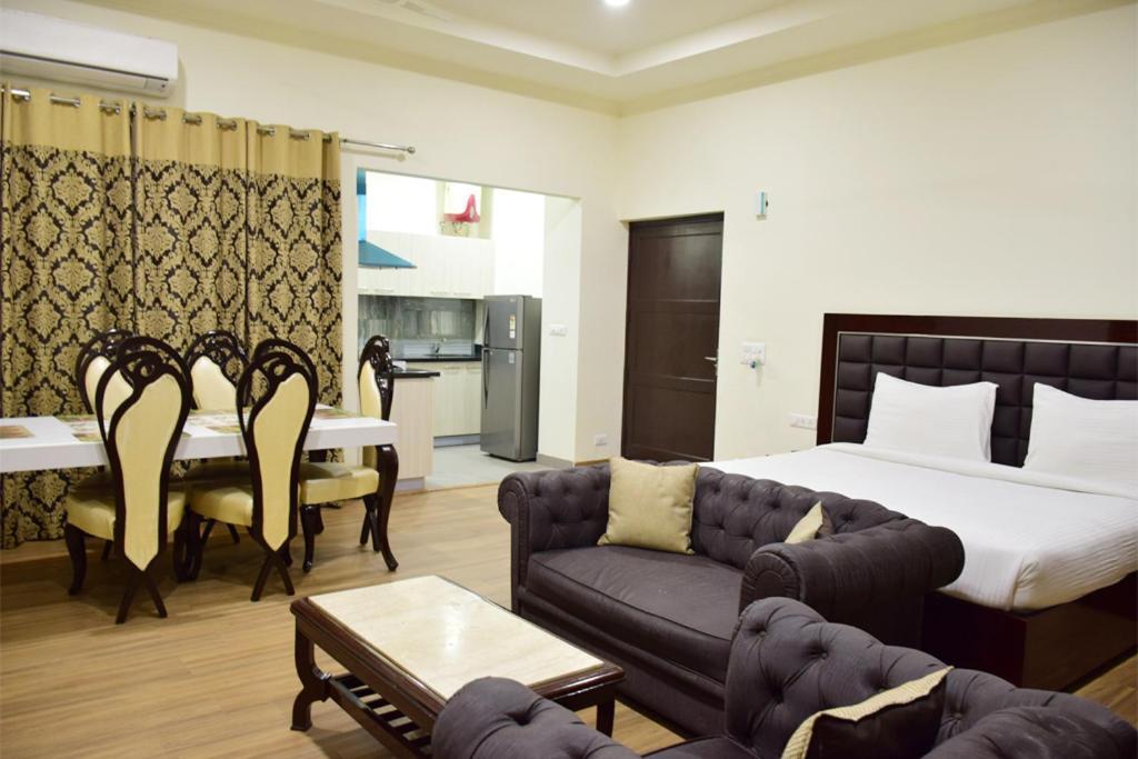When In - Artemis Hospital 1 Min Walk, Fortis & Medanta 4 Mins Drive Apartment *