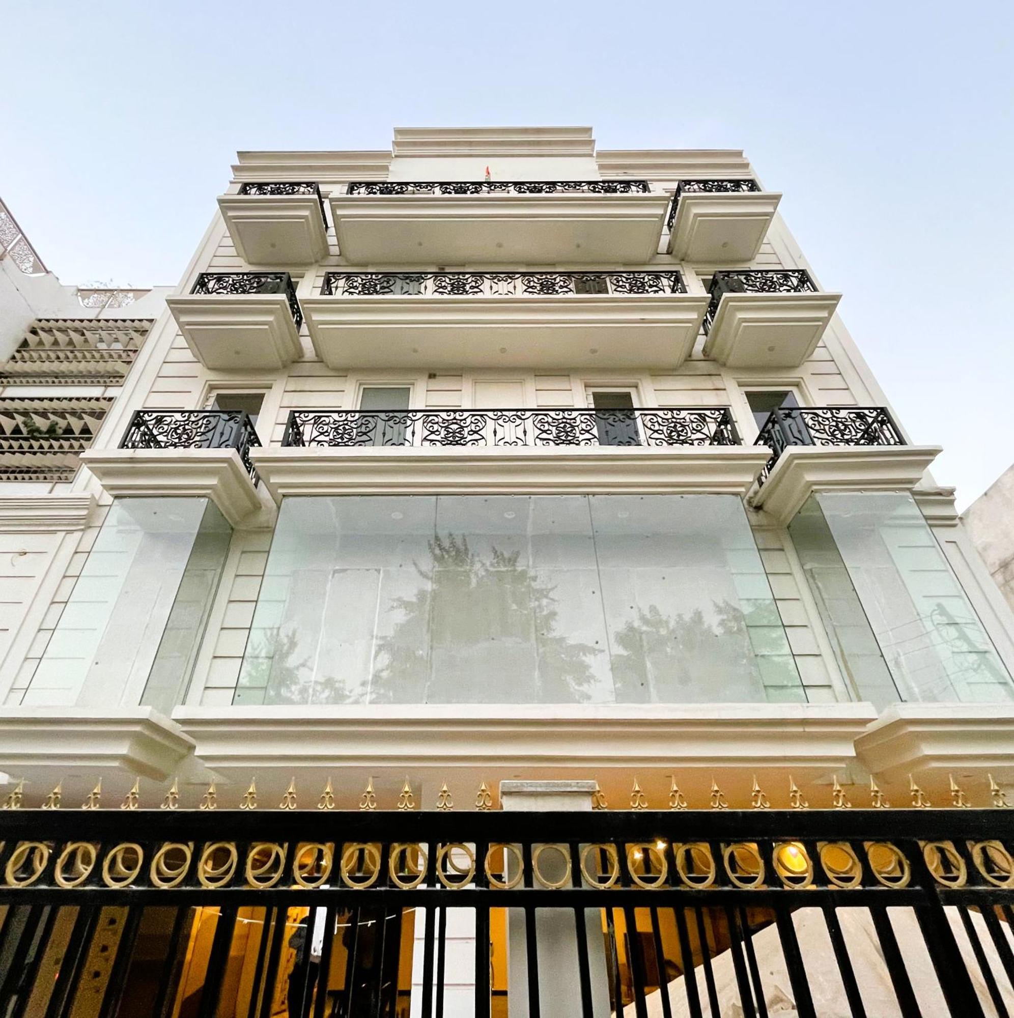 Ava And Corporate Golf Course Road, Hotel 3*