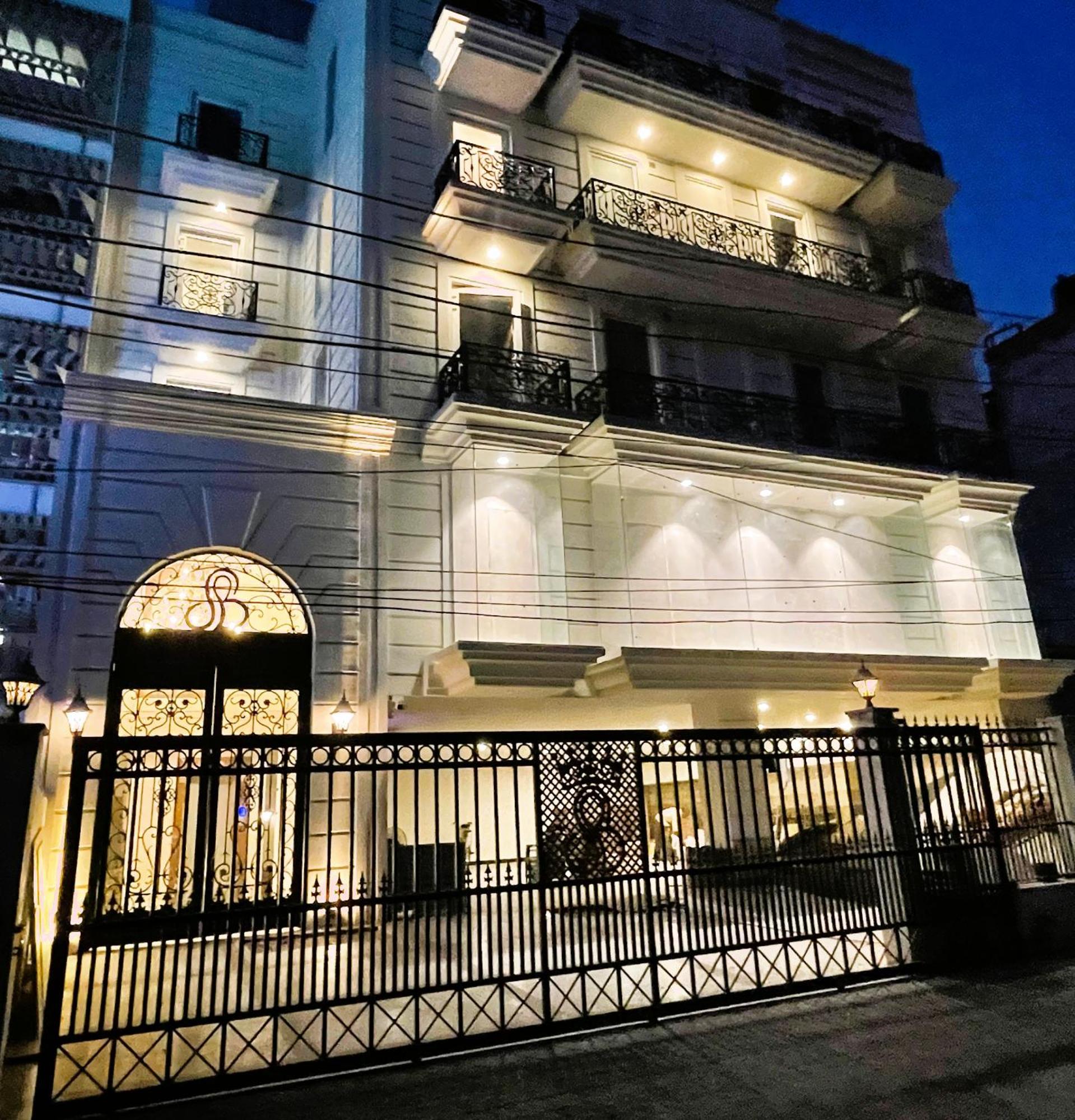 Hotel Ava And Corporate Golf Course Road, 3*