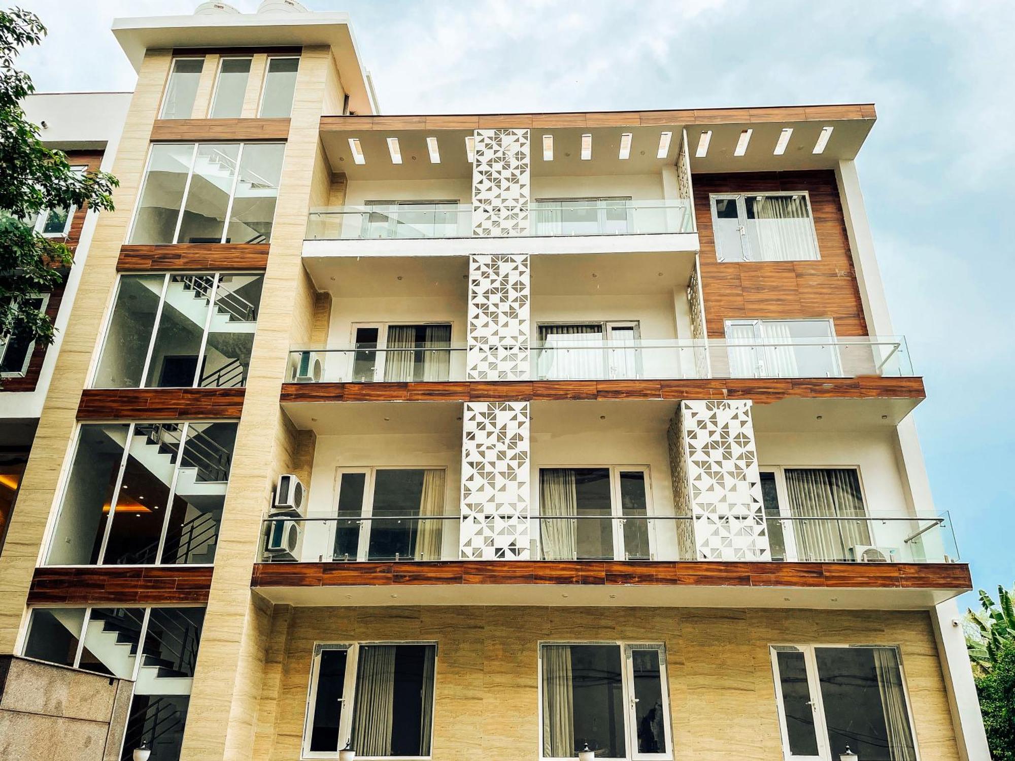 Flock I Golf Course Road Near Dlf Phase 1 Metro Station I Hotel Gurgaon
