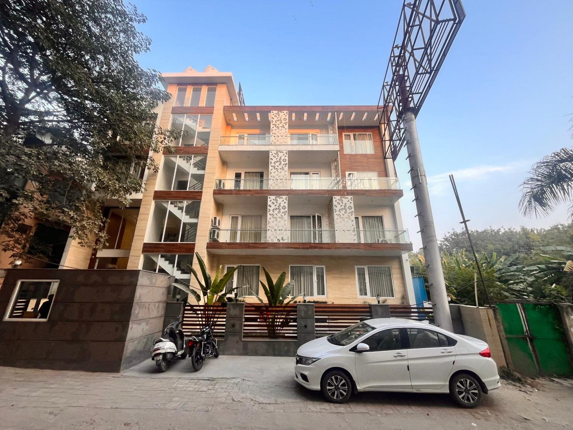 Flock I Golf Course Road Near Dlf Phase 1 Metro Station I Hotel 3*