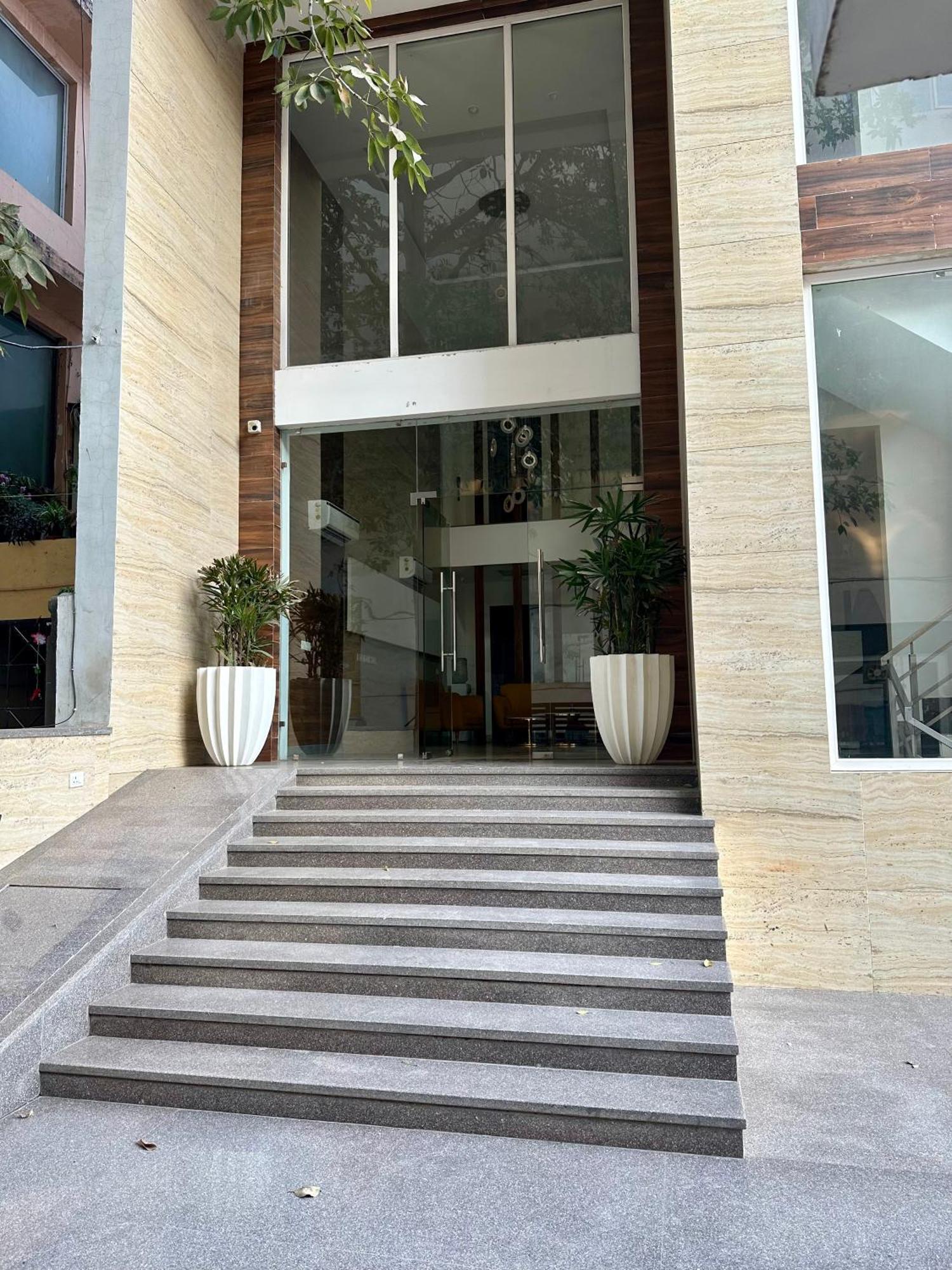 Hotel Flock I Golf Course Road Near Dlf Phase 1 Metro Station I Gurgaon