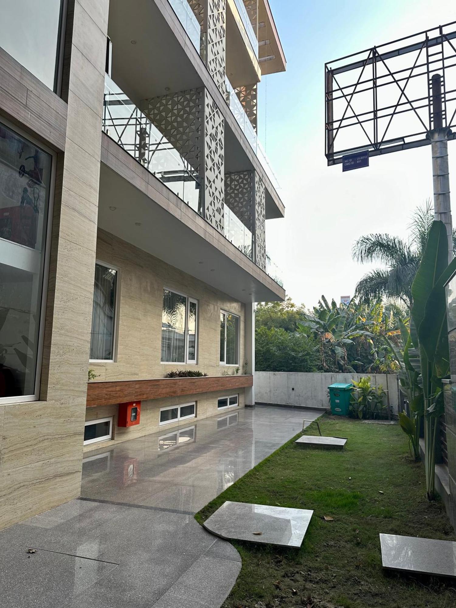 Flock I Golf Course Road Near Dlf Phase 1 Metro Station I 3* Gurgaon