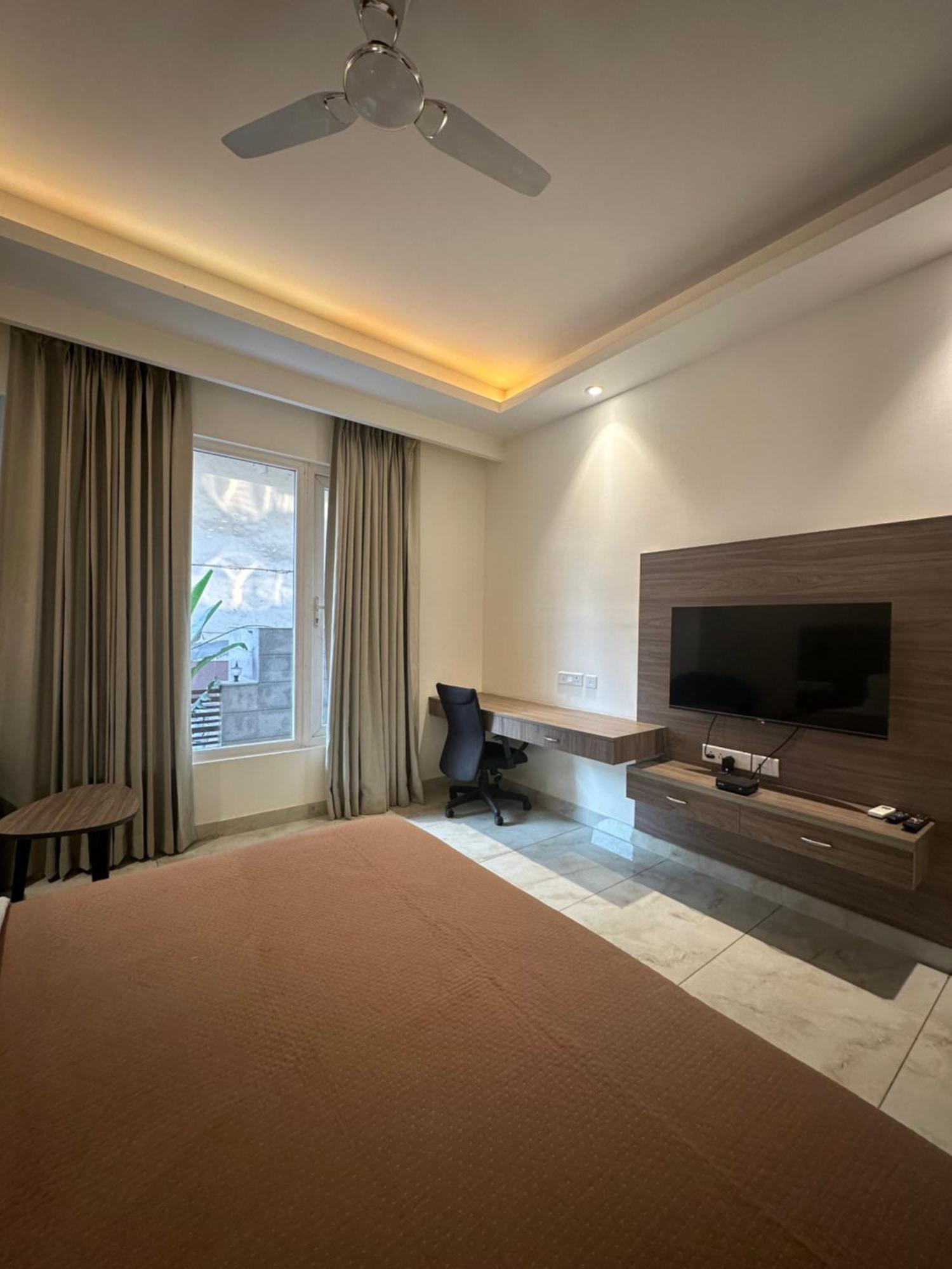 Hotel Flock I Golf Course Road Near Dlf Phase 1 Metro Station I