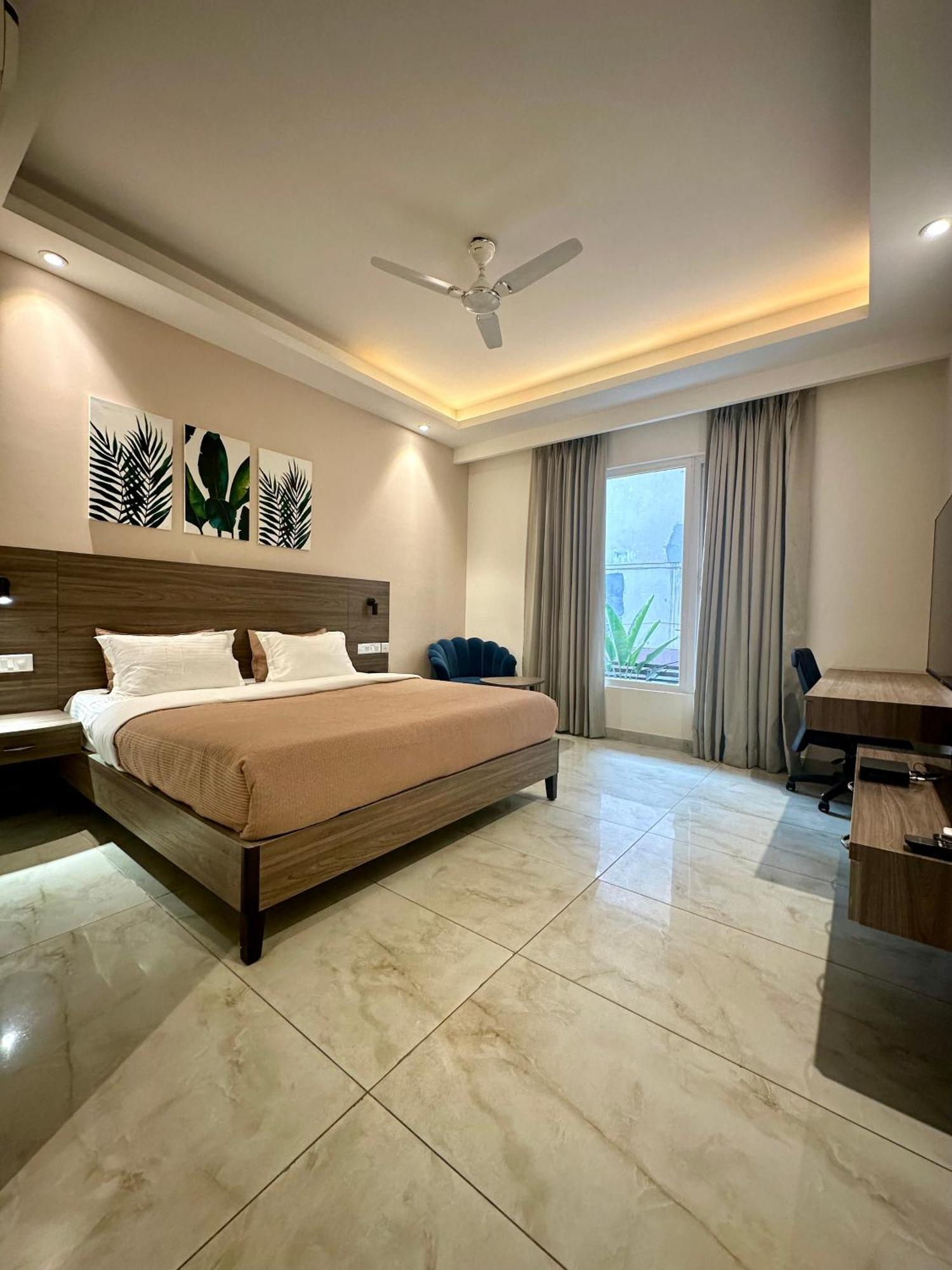 Flock I Golf Course Road Near Dlf Phase 1 Metro Station I