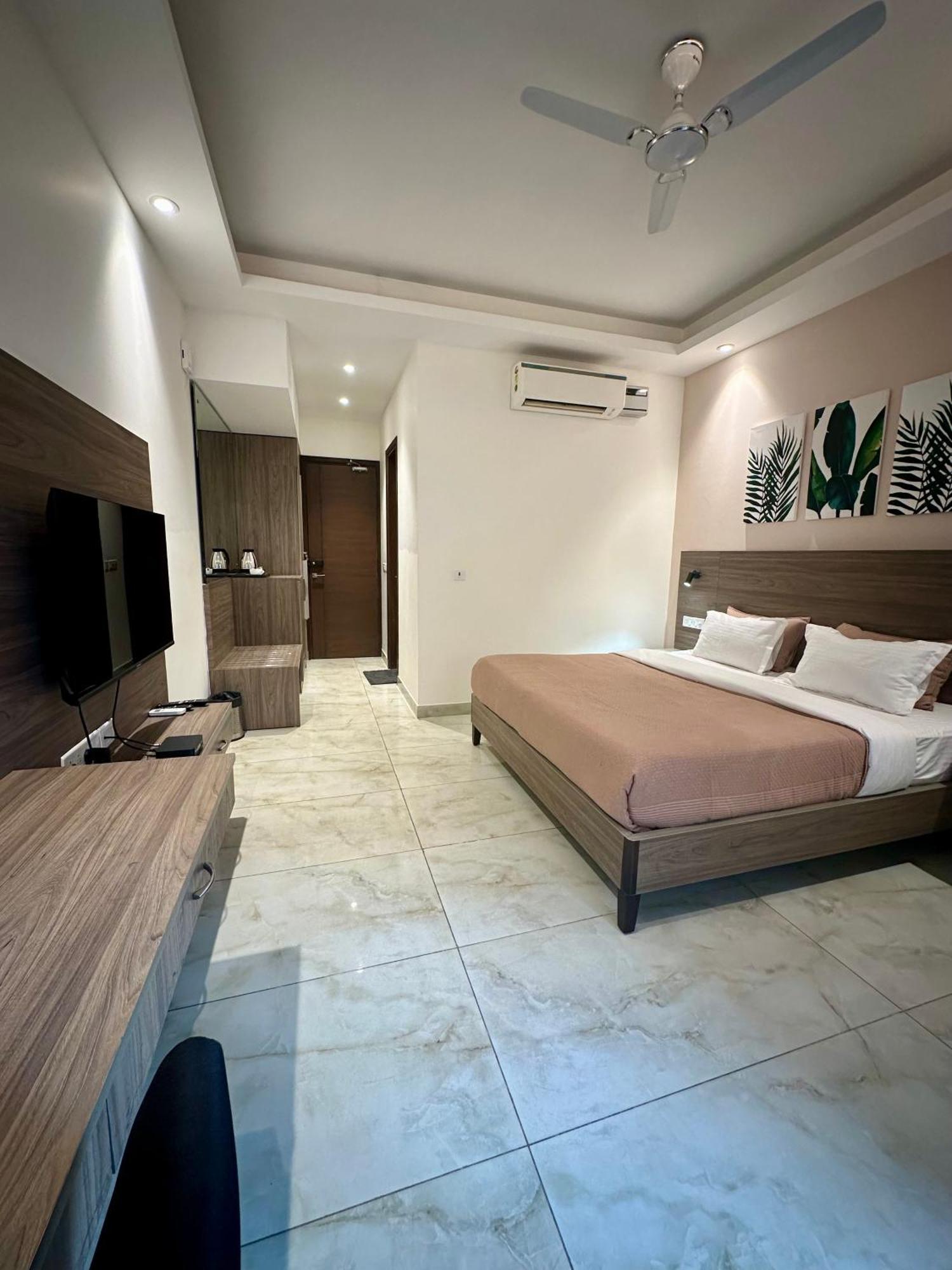 Flock I Golf Course Road Near Dlf Phase 1 Metro Station I Hotel 3*
