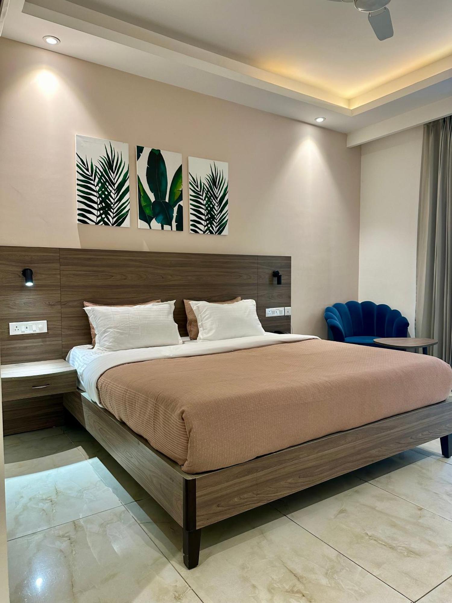 Flock I Golf Course Road Near Dlf Phase 1 Metro Station I