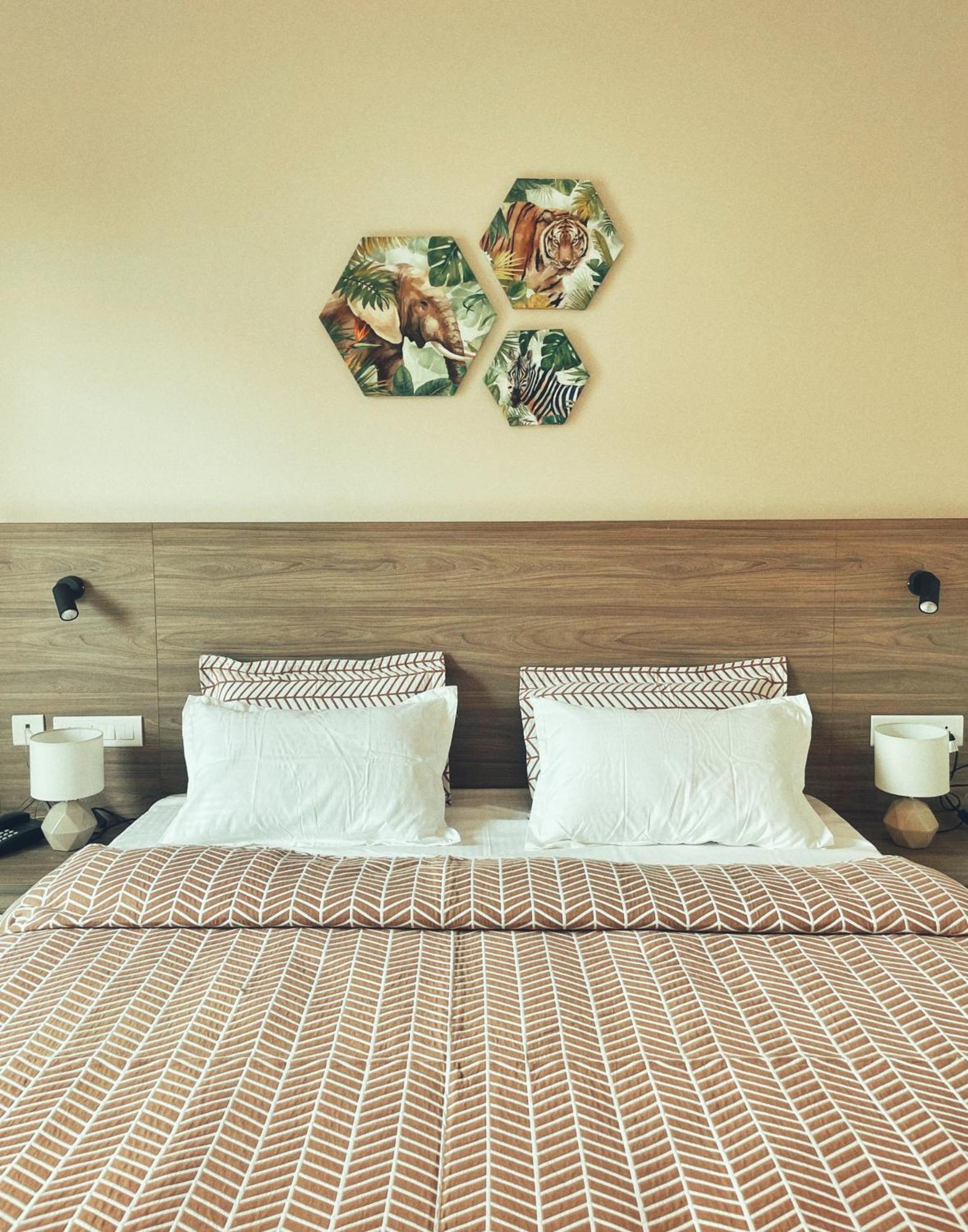 Hotel Flock I Golf Course Road Near Dlf Phase 1 Metro Station I 3*
