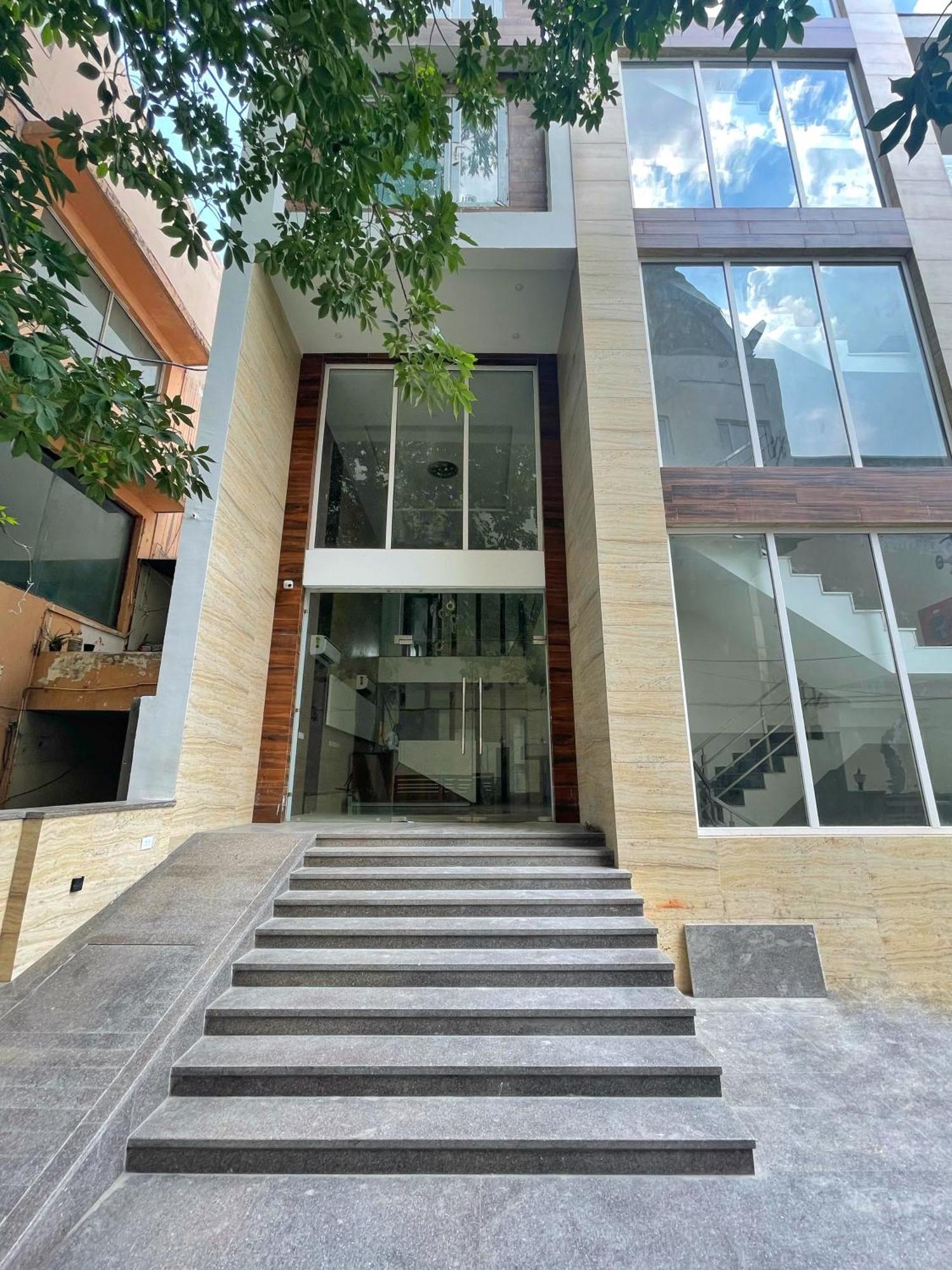 Flock I Golf Course Road Near Dlf Phase 1 Metro Station I 3*