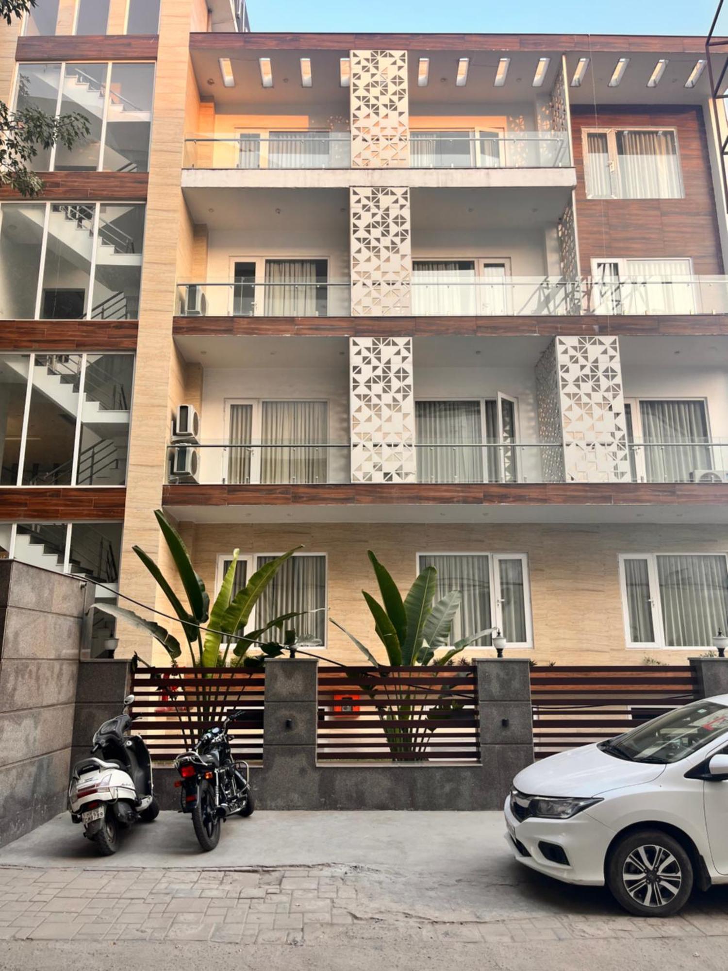 Hotel Flock I Golf Course Road Near Dlf Phase 1 Metro Station I