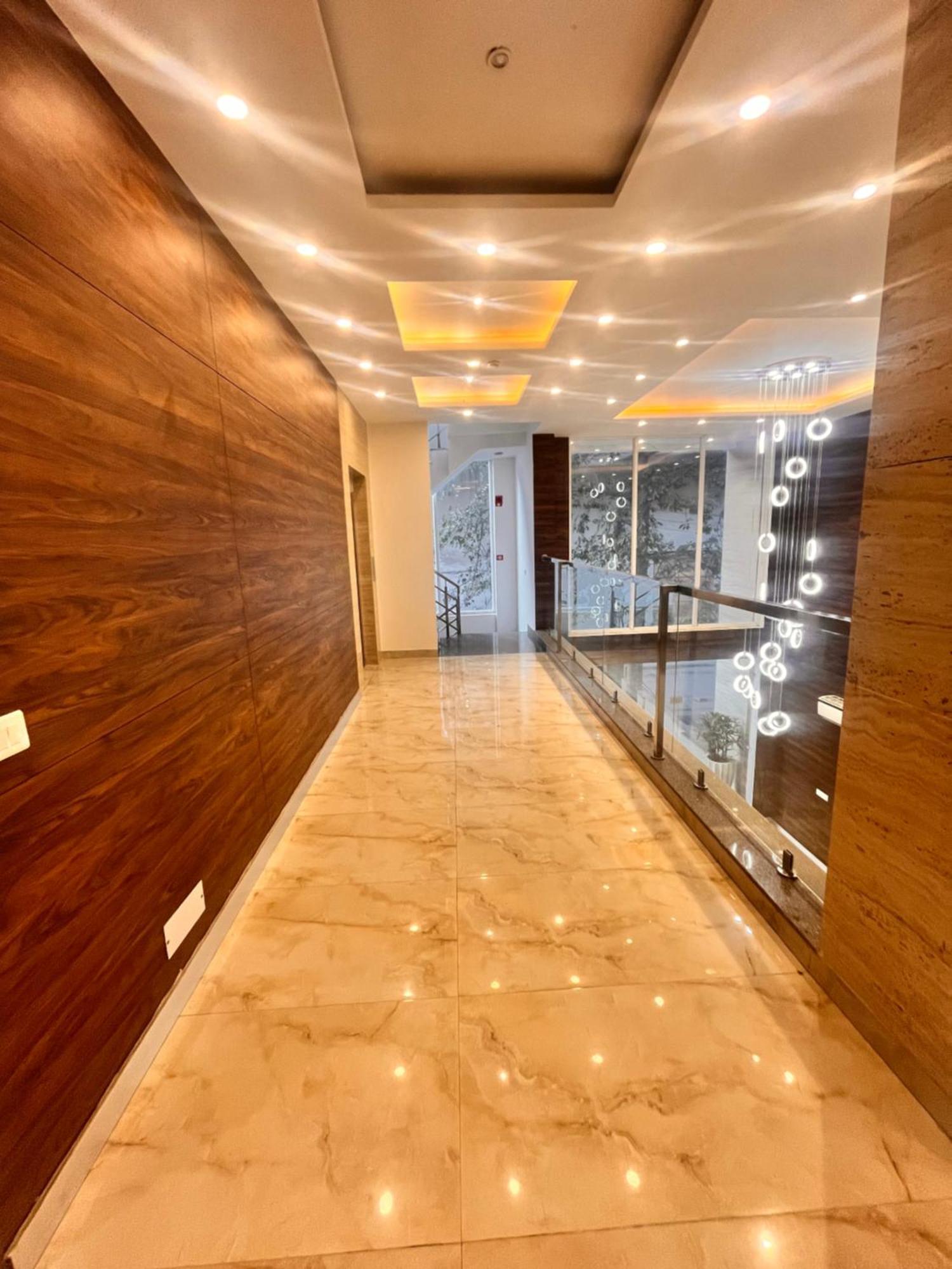 Flock I Golf Course Road Near Dlf Phase 1 Metro Station I Hotel