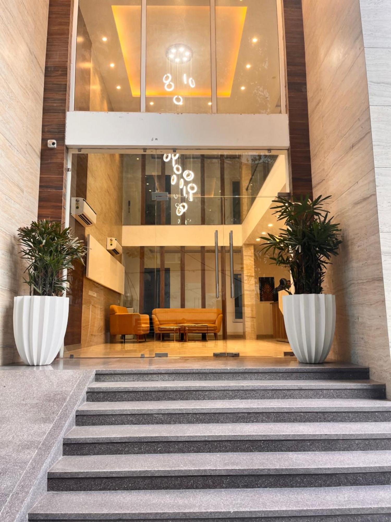 Flock I Golf Course Road Near Dlf Phase 1 Metro Station I