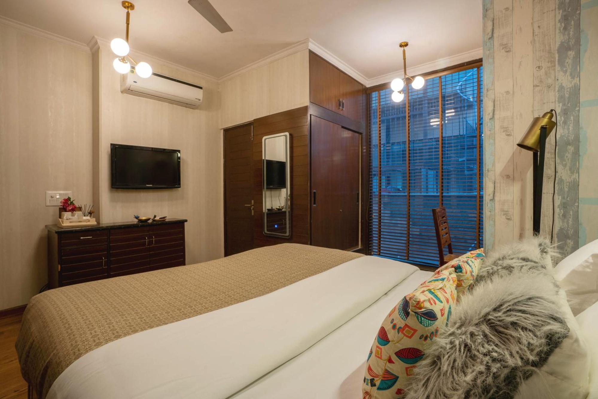 Luxurious 4 Bhk With Mini Movie Theatre In *