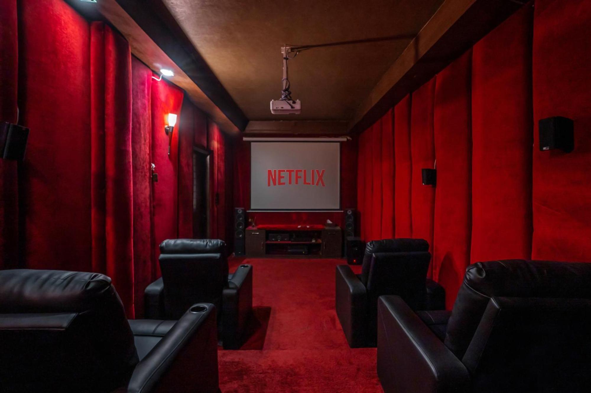 Luxurious 4 Bhk With Mini Movie Theatre In Holiday home *