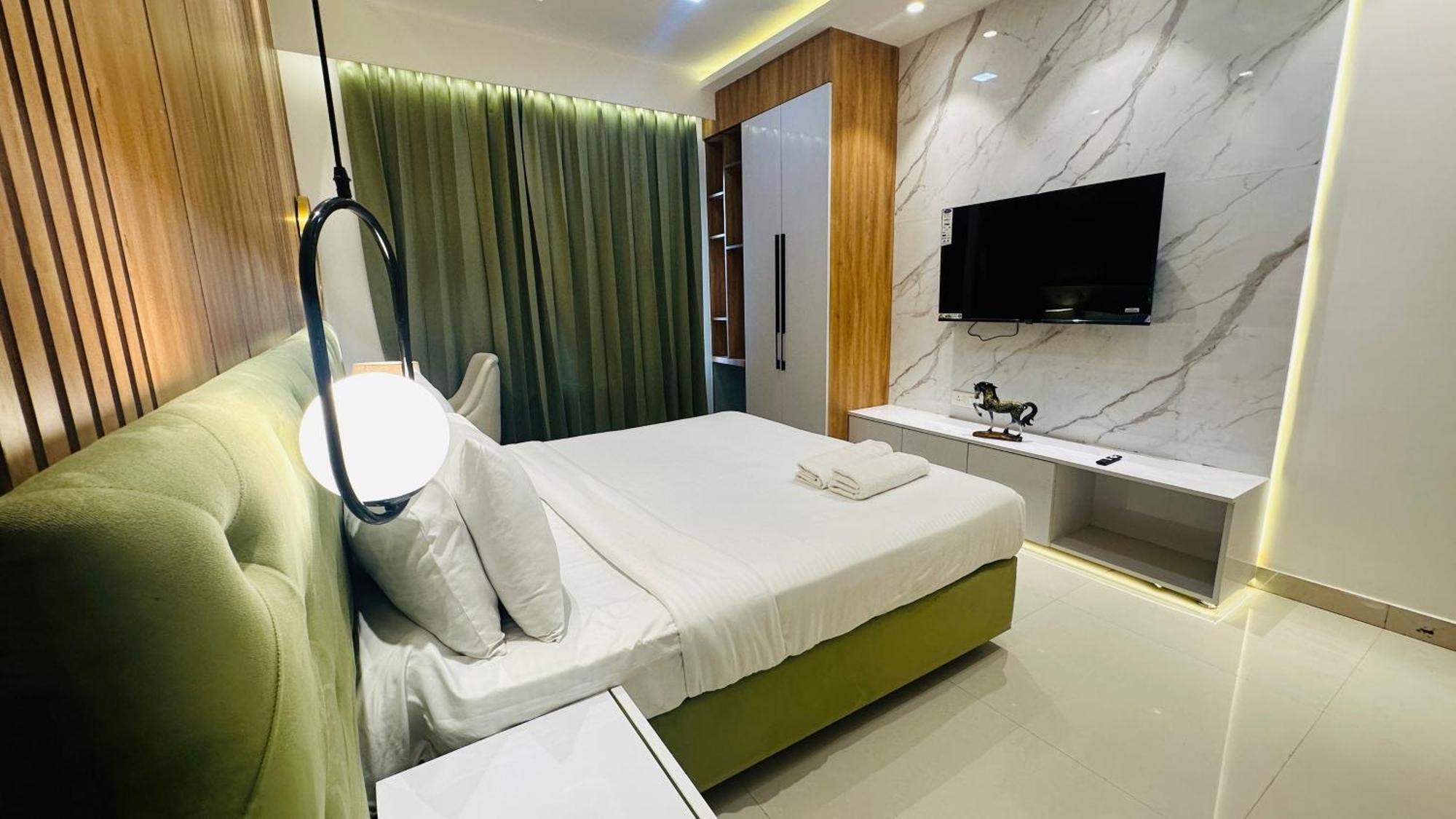 Hotel Elite Millennium - Near Huda Centre Gurgaon