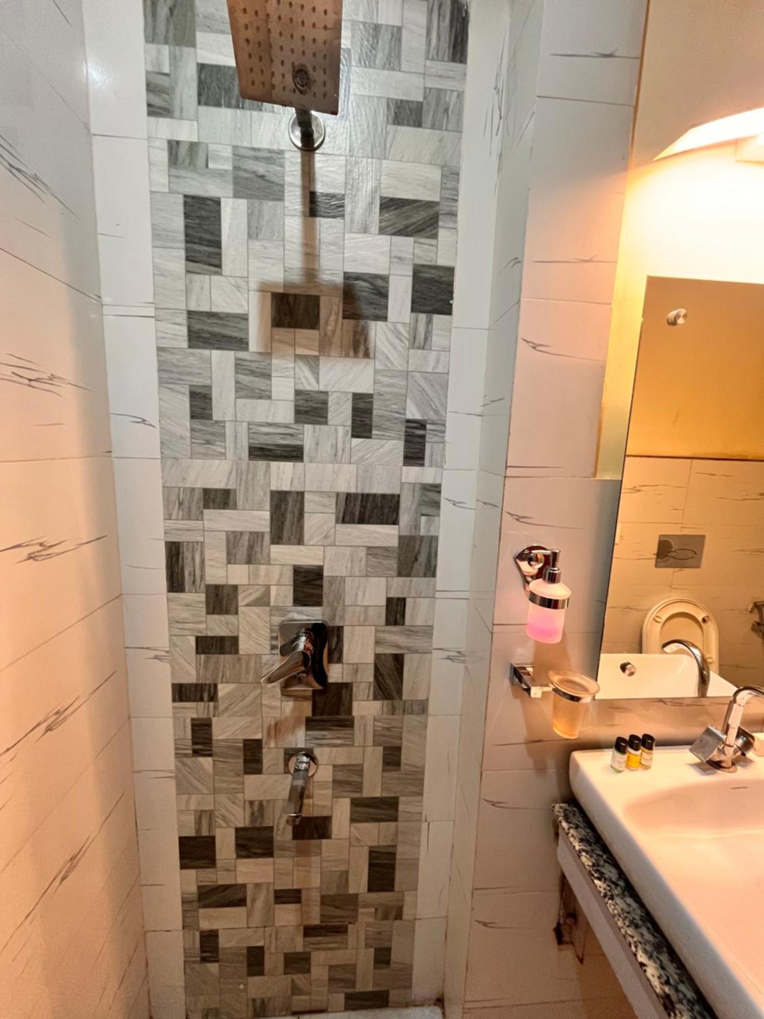 Hotel Flock I Golf Course Road Near Dlf Phase 1 Metro Station I Gurgaon