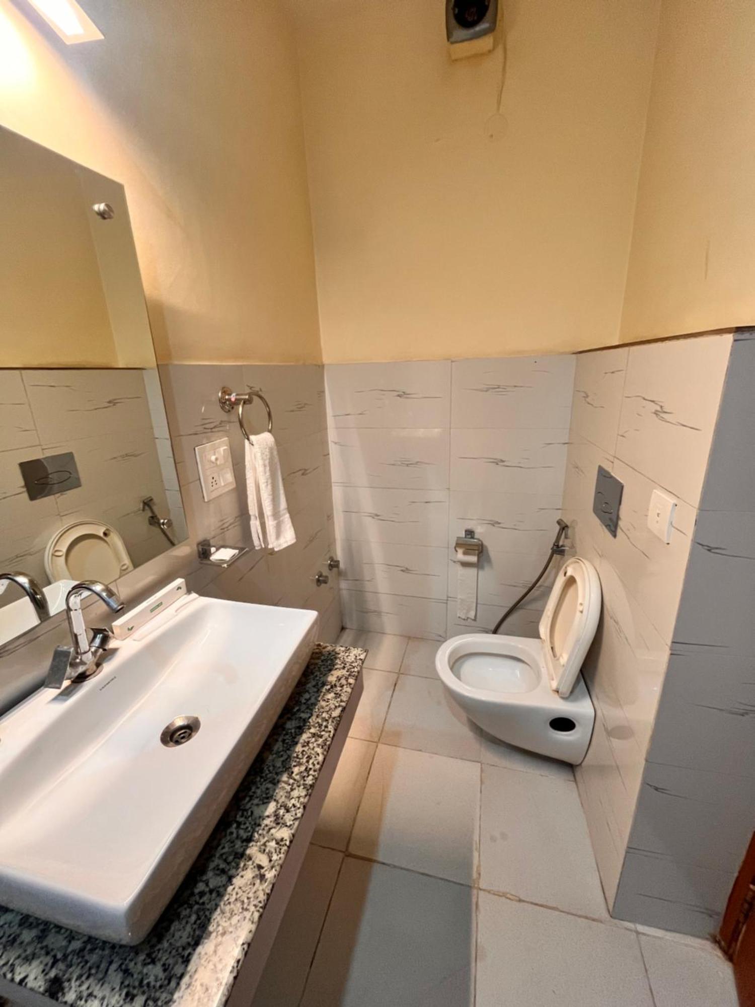Flock I Golf Course Road Near Dlf Phase 1 Metro Station I 3* Gurgaon