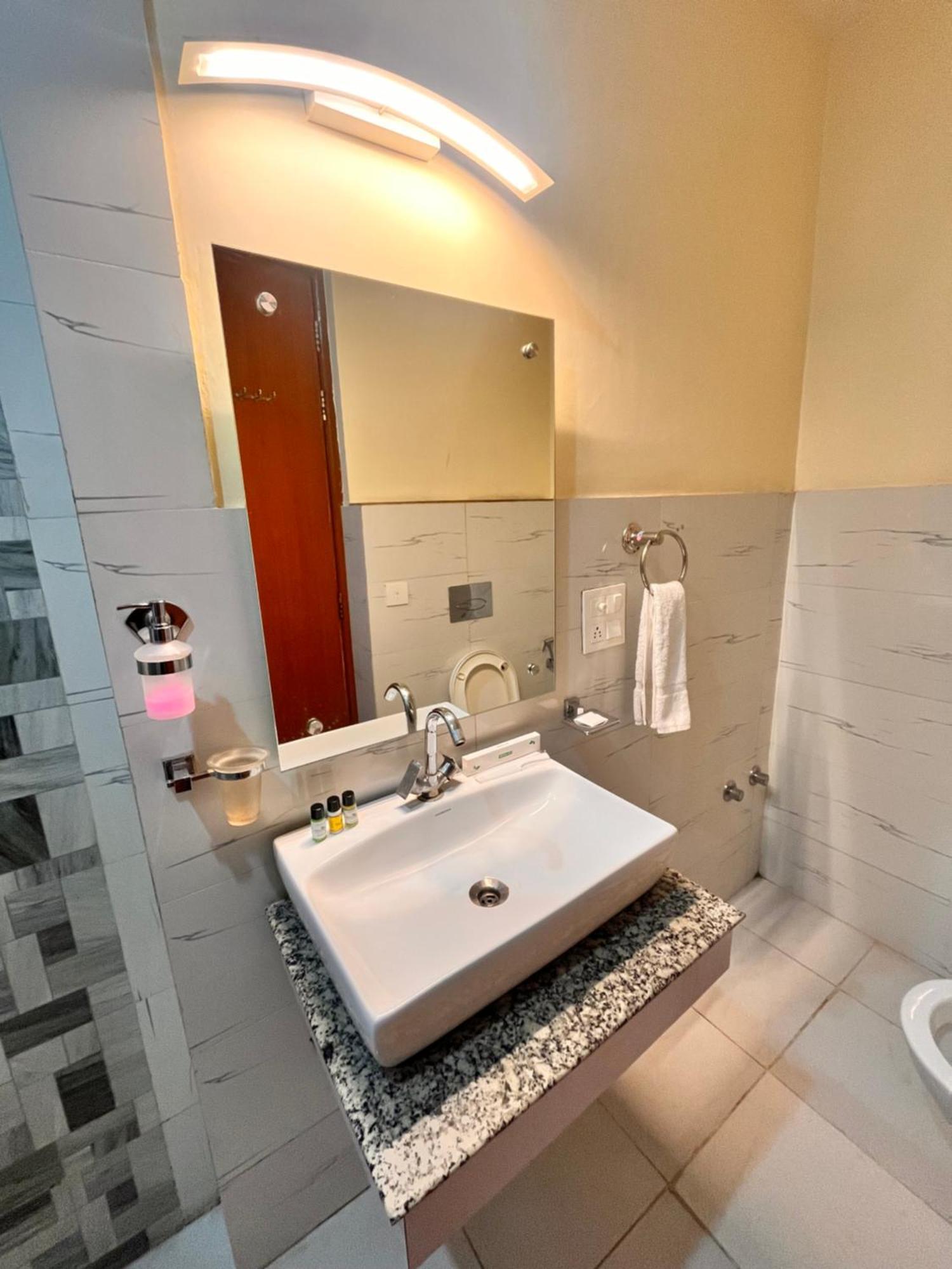 Flock I Golf Course Road Near Dlf Phase 1 Metro Station I Hotel
