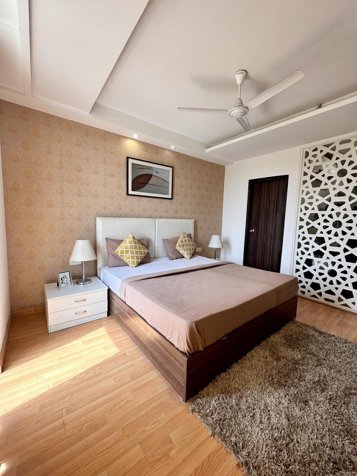 Flock I Golf Course Road Near Dlf Phase 1 Metro Station I Hotel 3*